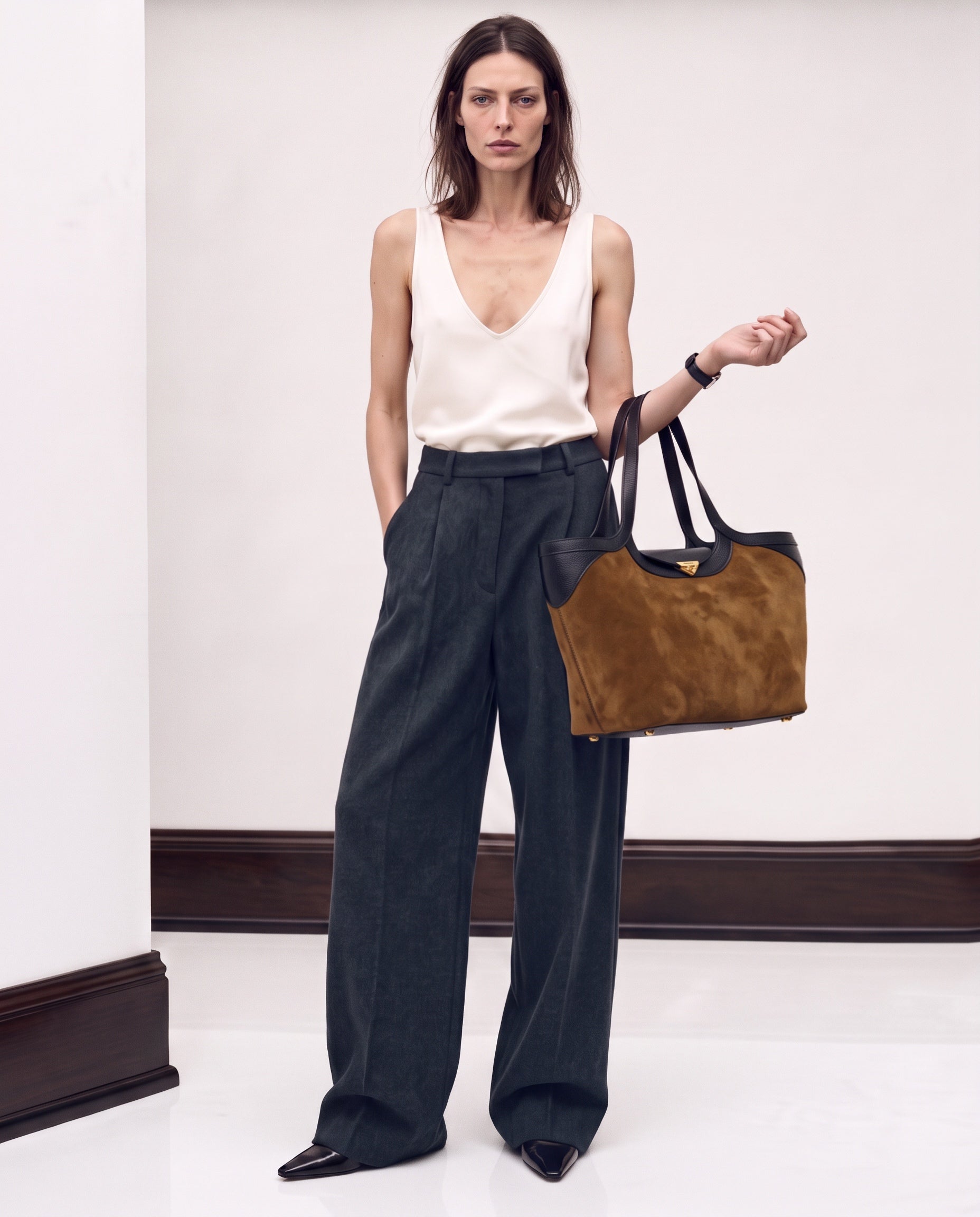 Model carrying the Fantôme tobacco suede and leather tote bag