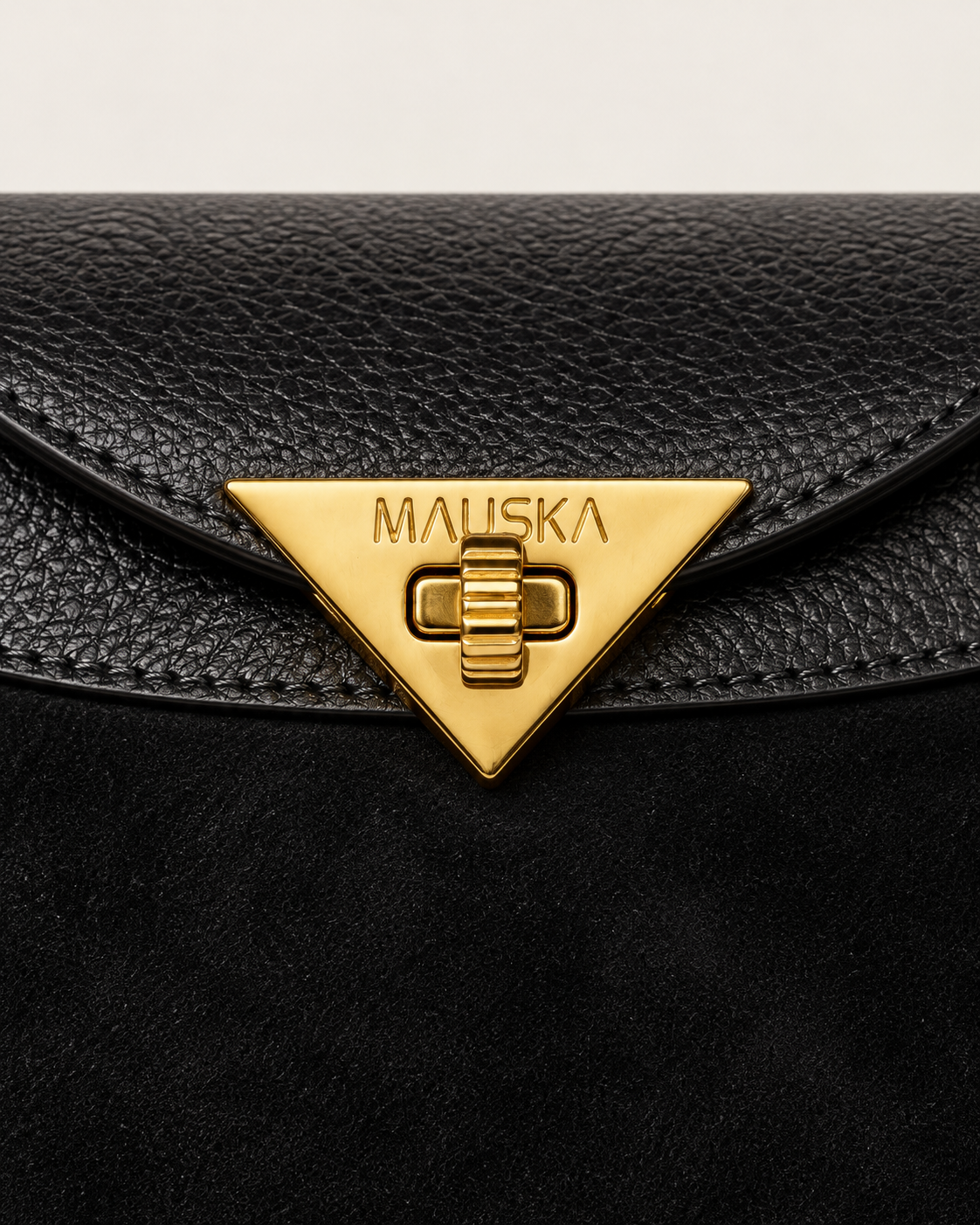 Detail of the Fantôme black tote bag in suede and leather