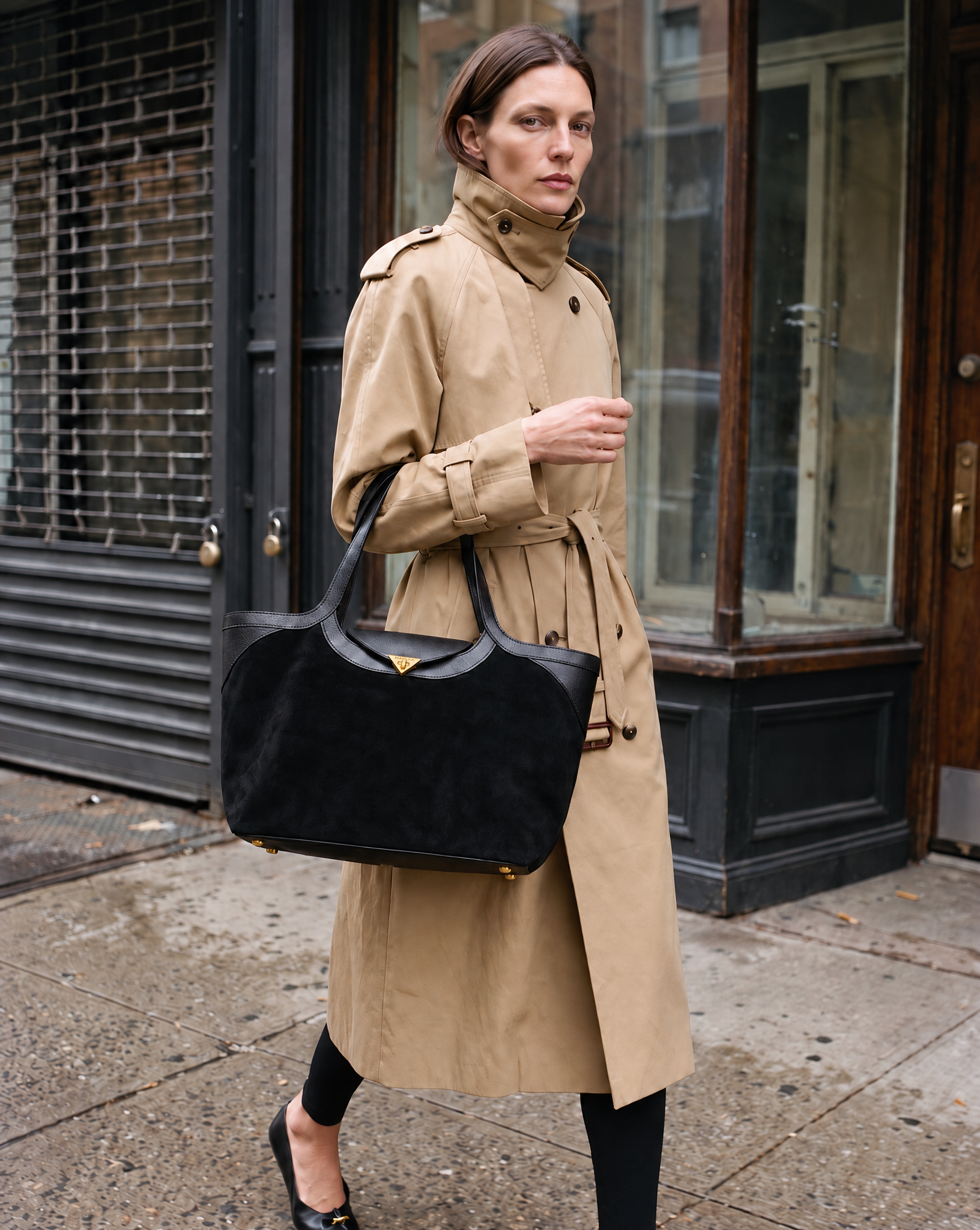 Model carrying the Fantôme black suede and leather tote bag