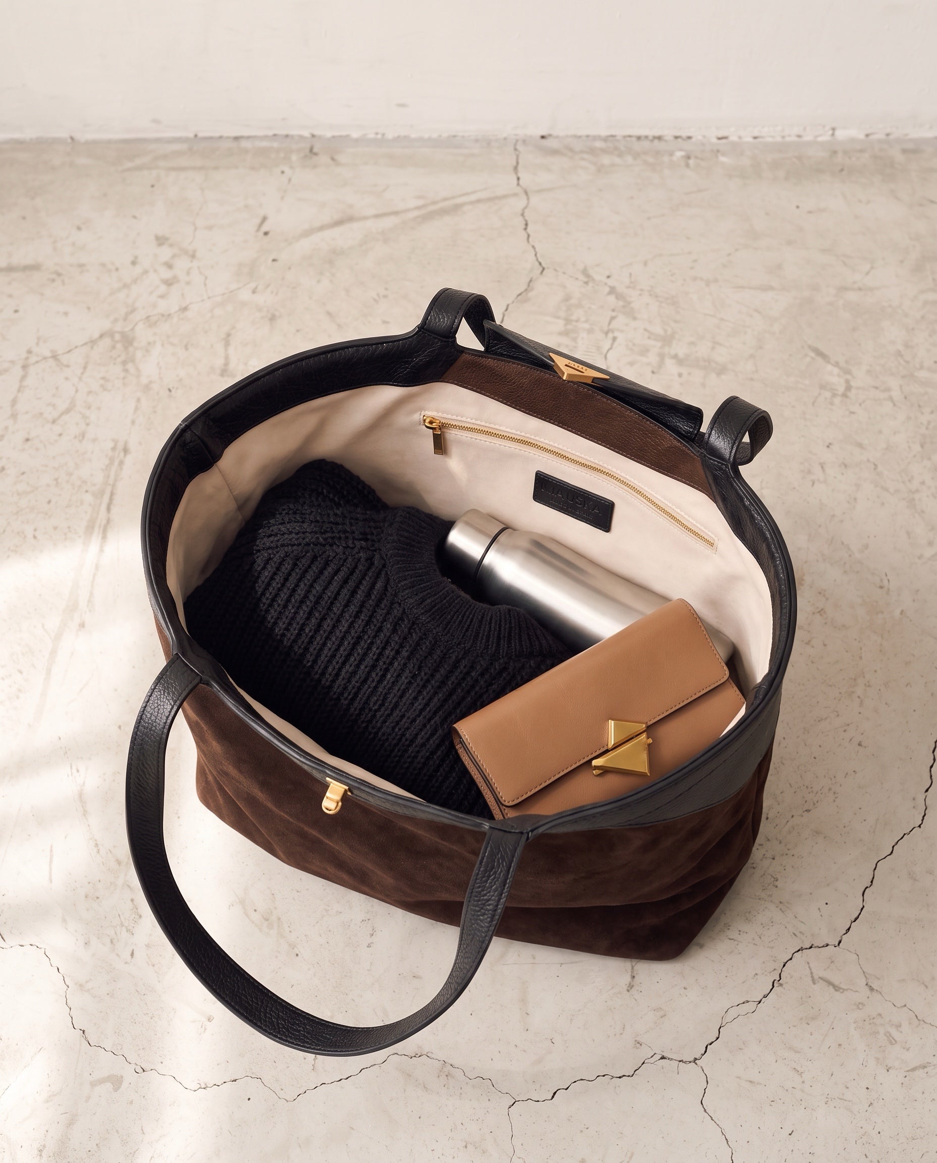 Interior of the Fantôme ebony tote bag with light beige cotton twill lining