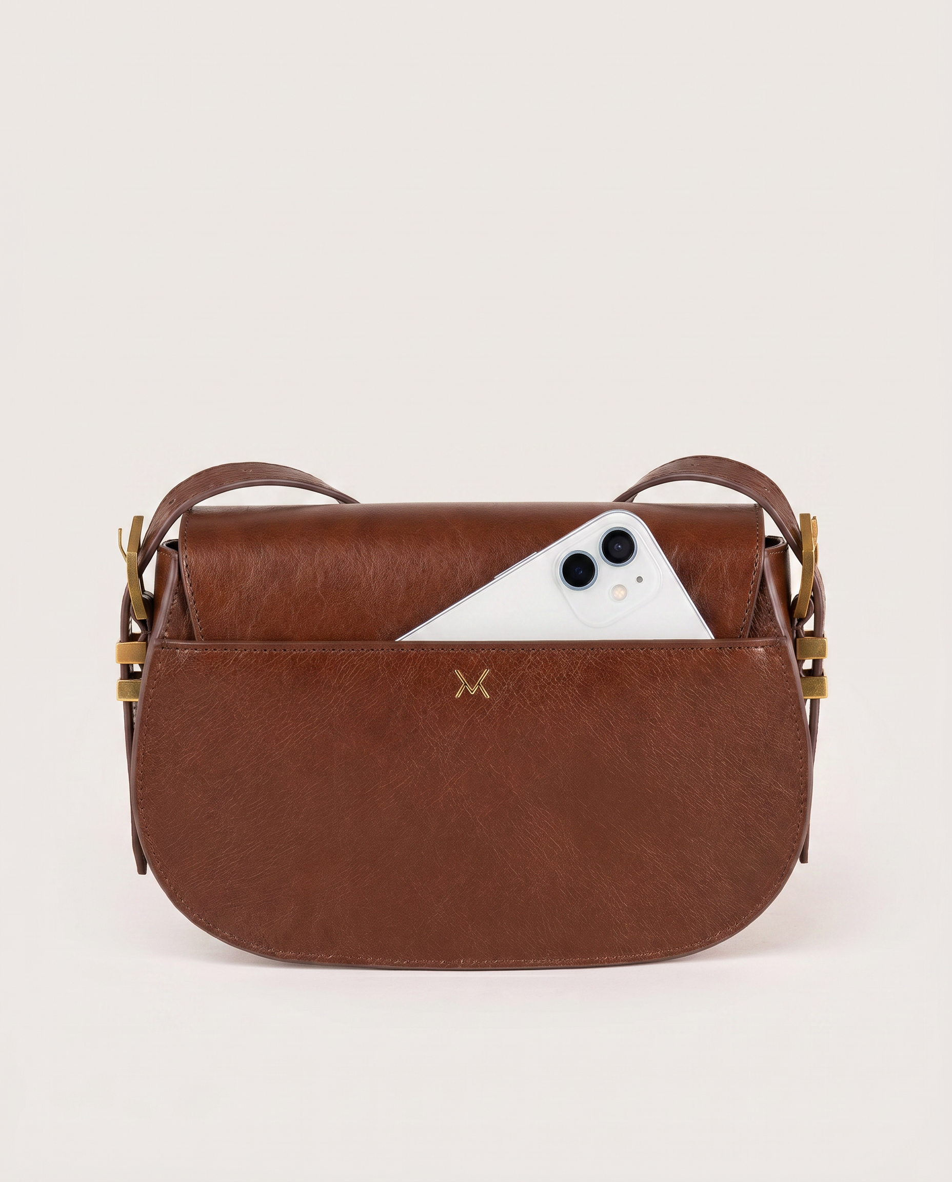 Back view of the Castañuela leather bag in hazelnut by Mauska. Crafted in suede leather, this piece reflects refined materials and a contemporary, understated design. Designed in San Sebastián and meticulously made in Ubrique, Spain.
