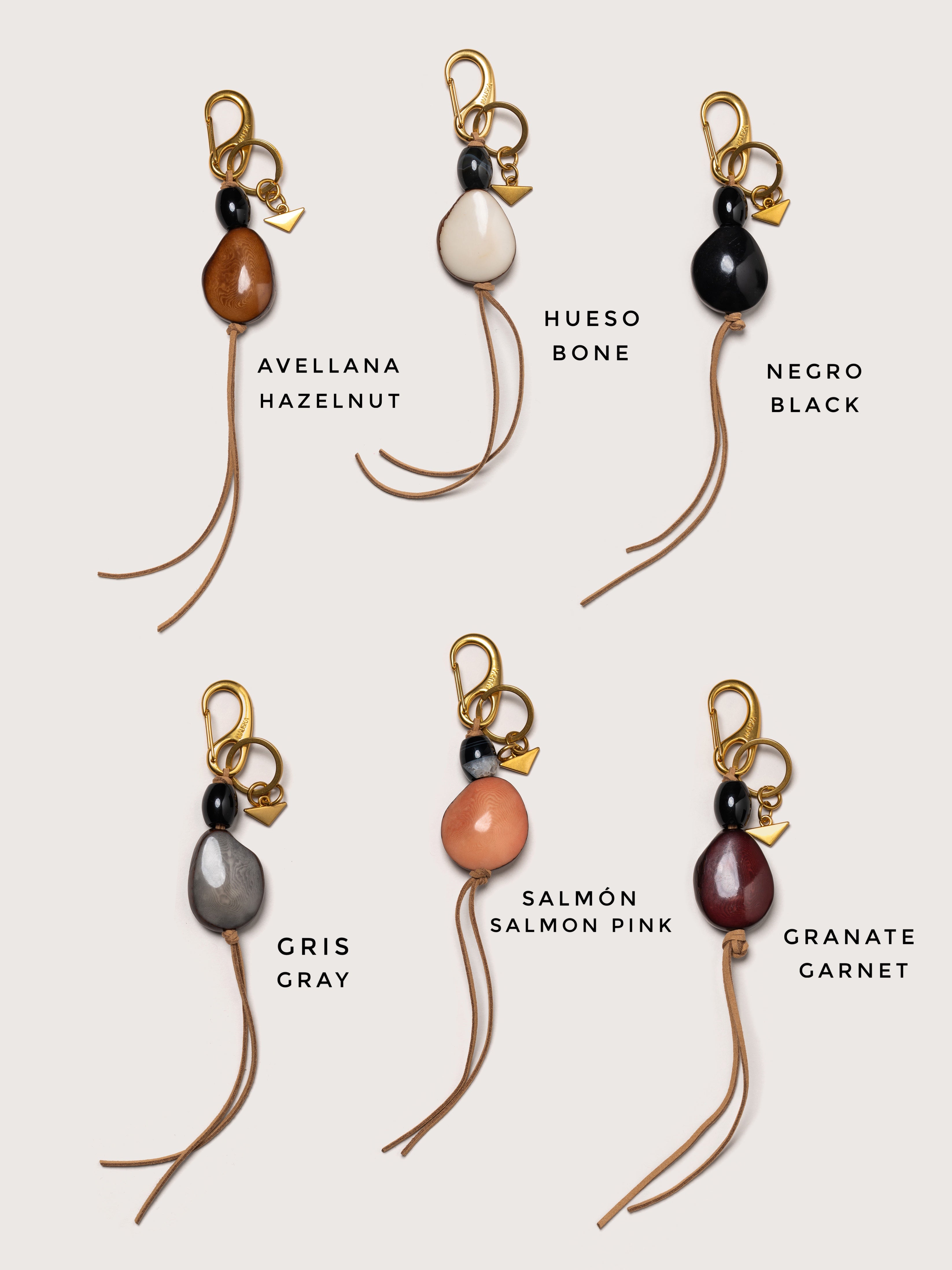 Detalle del charm llavero de piel modelo Tagua de la firma Mauska. Accesorio de micro-marroquinería de lujo diseñado en San Sebastián y fabricado artesanalmente por maestros marroquineros en Ubrique, España. Se aprecia la calidad premium de la piel y el acabado de los herrajes de alta gama.