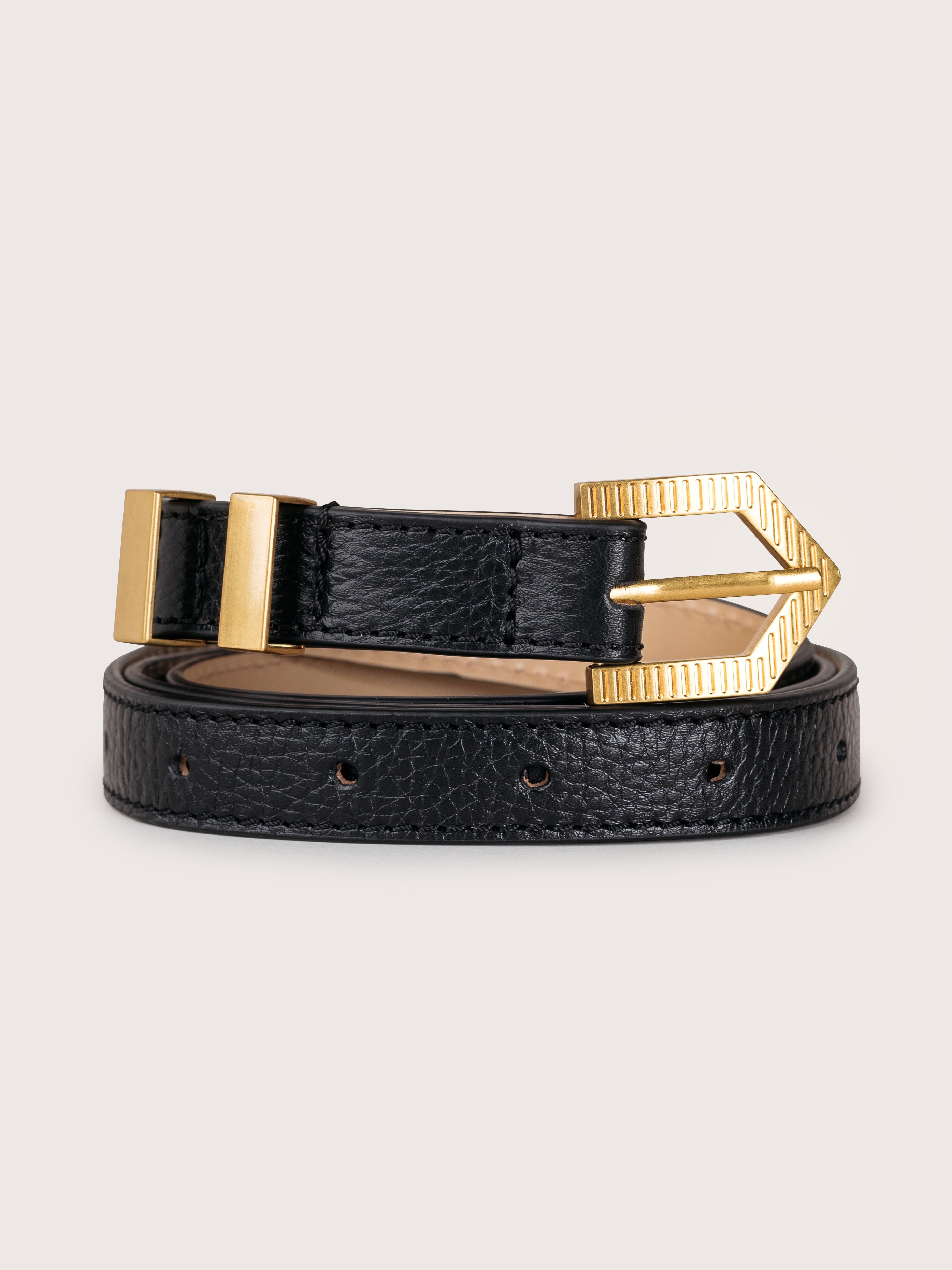 Detailed view of the Louna calfskin leather belt by Mauska. Crafted with precision, this piece reflects refined materials and an understated design. Designed in San Sebastián and made in Spain. Hand-painted edges and a polished buckle complete its finish.