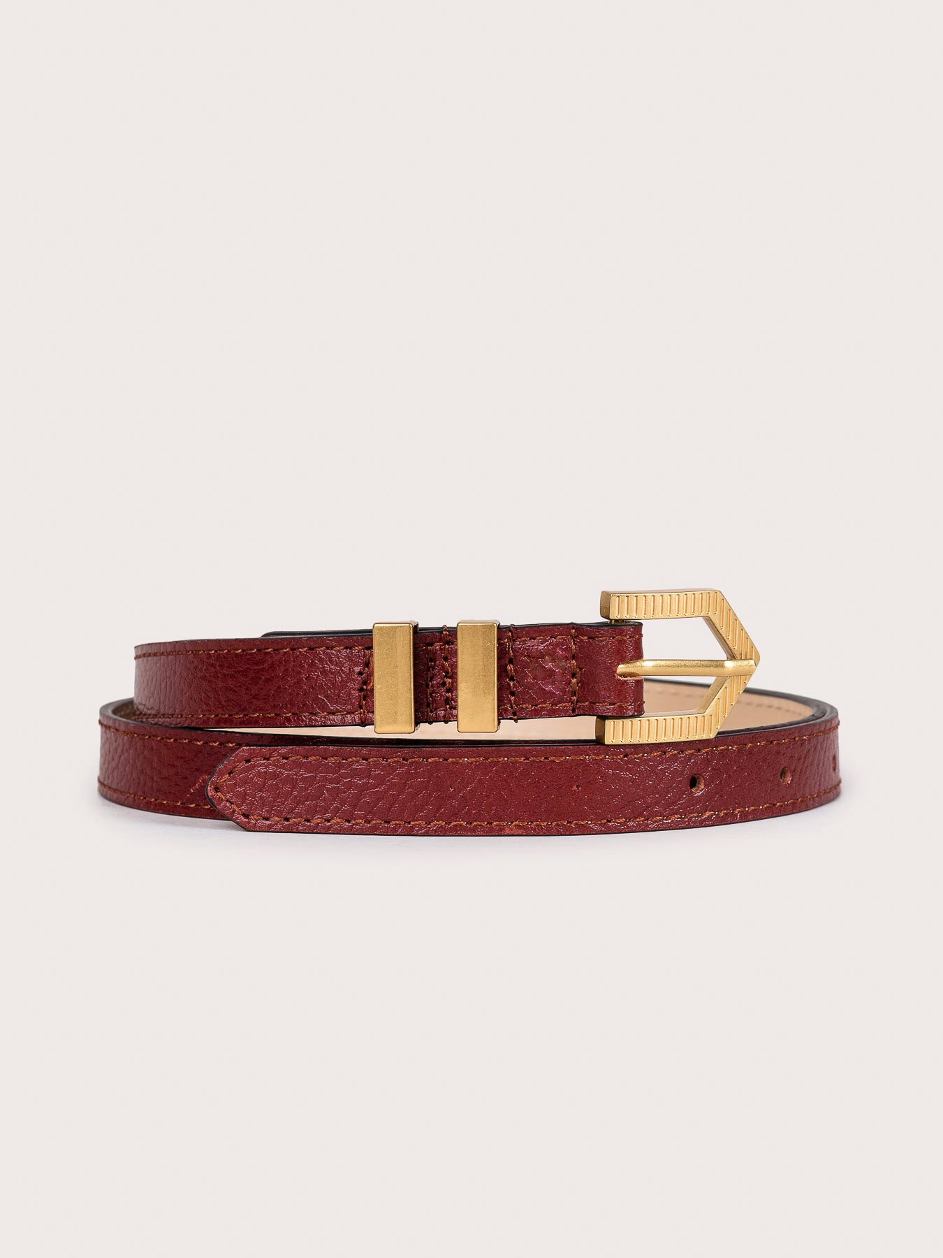 Detailed view of the Louna calfskin leather belt by Mauska. Crafted with precision, this piece reflects refined materials and a clean, understated design. Designed in San Sebastián and made in Spain. Hand-painted edges and a polished buckle complete its finish.