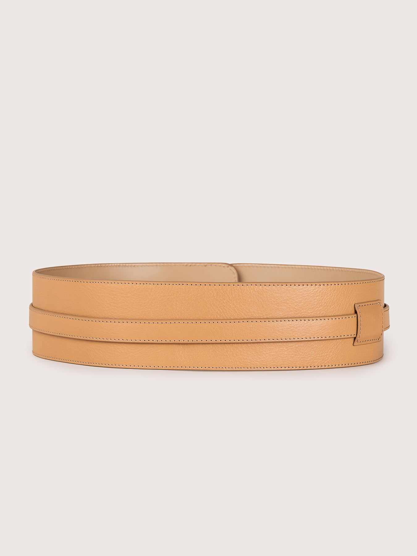 Detailed view of the Louna Duo calfskin leather belt by Mauska. Crafted with precision, this piece reflects refined materials and an understated design. Designed in San Sebastián and made in Ubrique, Spain. Hand-painted edges and a polished buckle complete its finish.