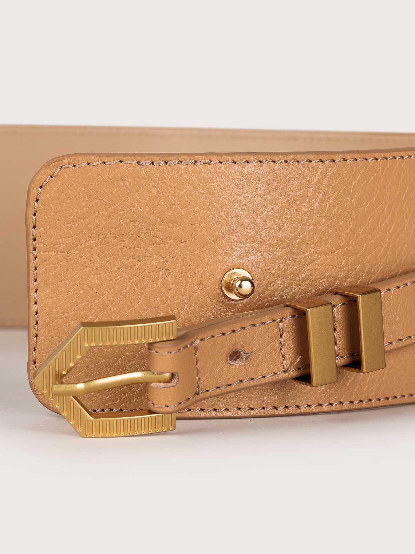 Detailed view of the Louna Duo calfskin leather belt by Mauska. Crafted with precision, this piece reflects refined materials and a clean, understated design. Designed in San Sebastián and made in Spain. Hand-painted edges and a polished buckle complete its finish.