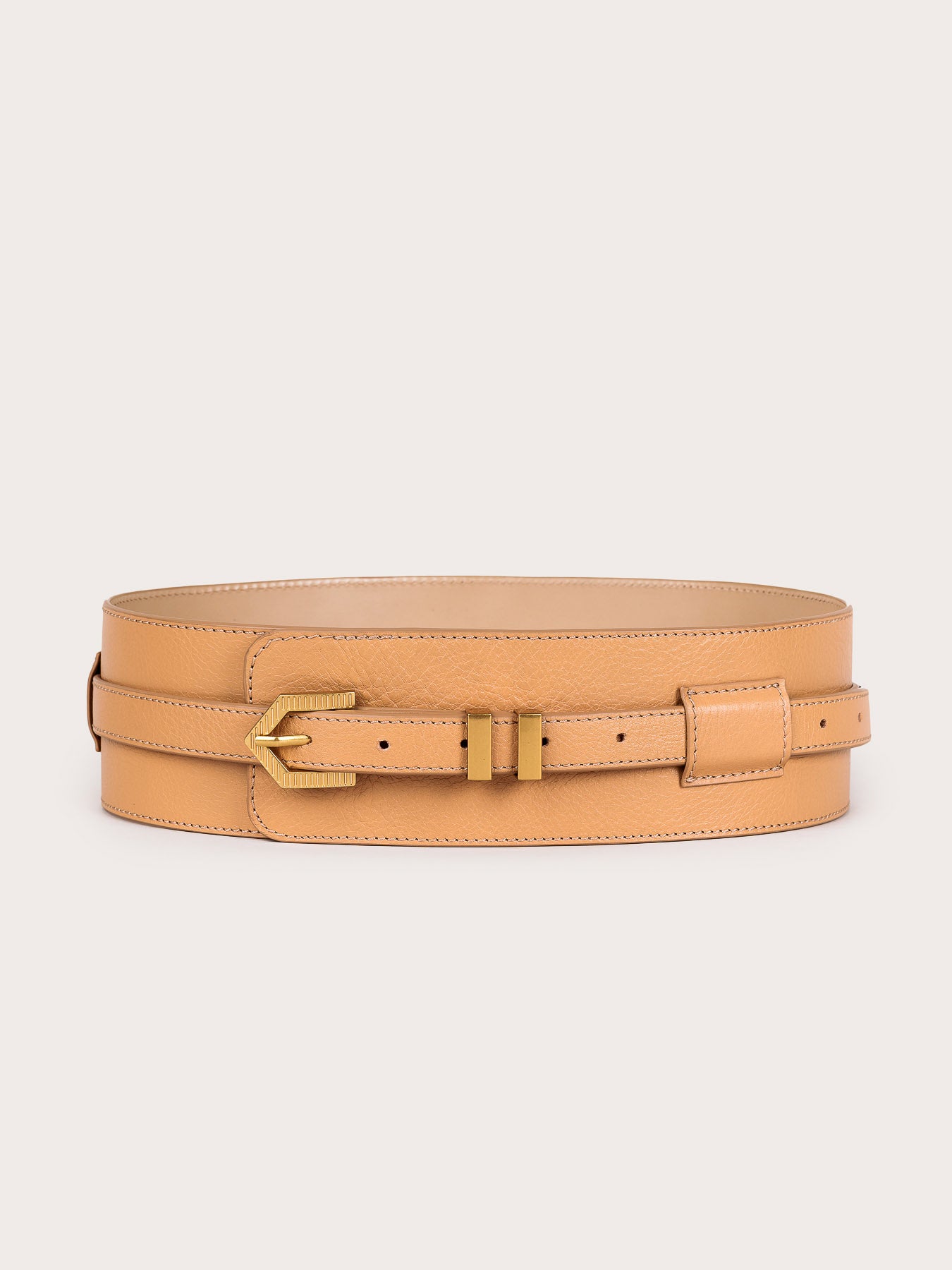 Detailed view of the Louna Duo calfskin leather belt by Mauska. Crafted with precision, this piece reflects refined materials and a clean, understated design. Designed in San Sebastián and made in Spain. Hand-painted edges and a polished buckle complete its finish.
