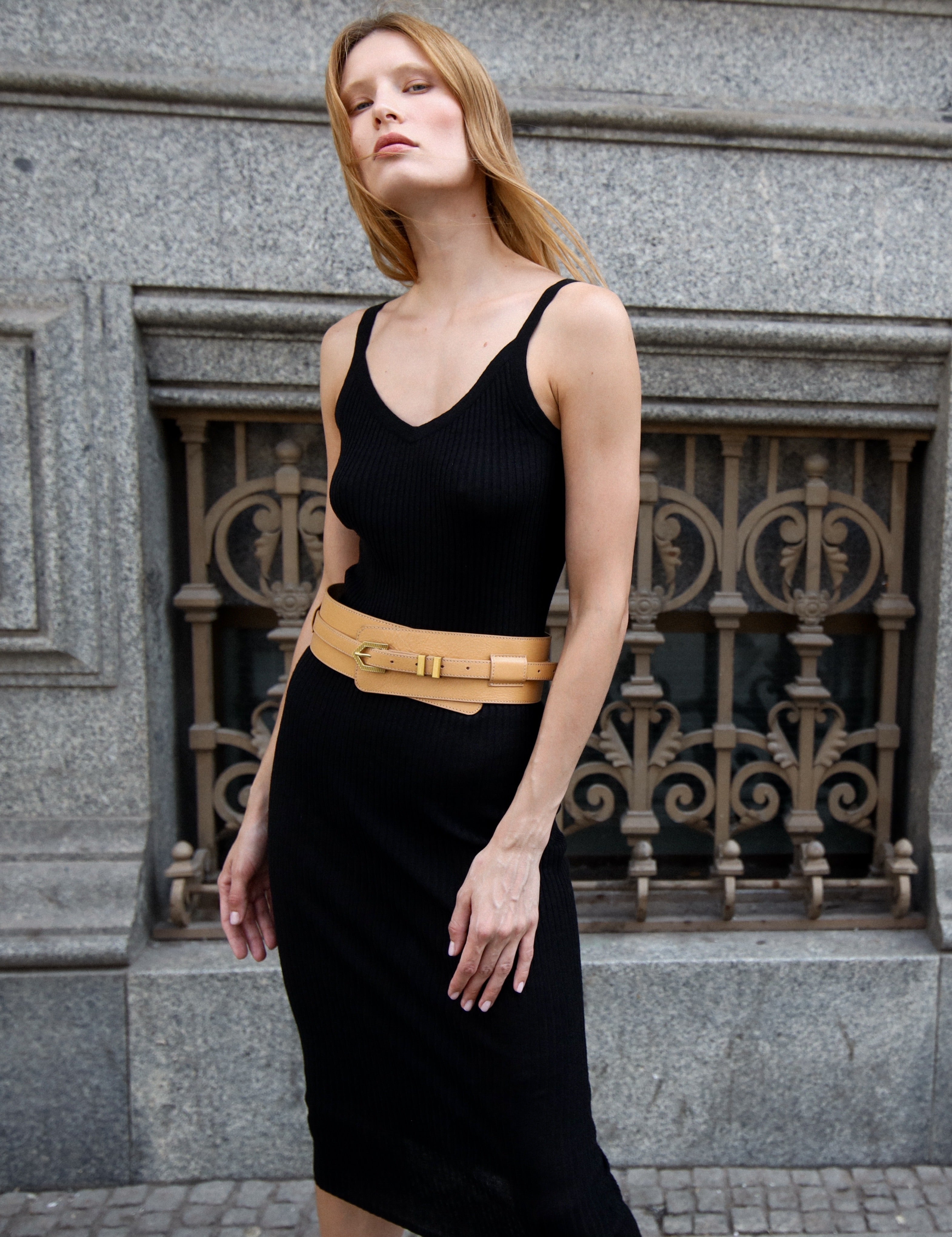 Detailed view of the Louna Duo calfskin leather belt by Mauska. Crafted with precision, this piece reflects refined materials and a clean, understated design. Designed in San Sebastián and made in Ubrique, Spain. Hand-painted edges and a polished buckle complete its finish.