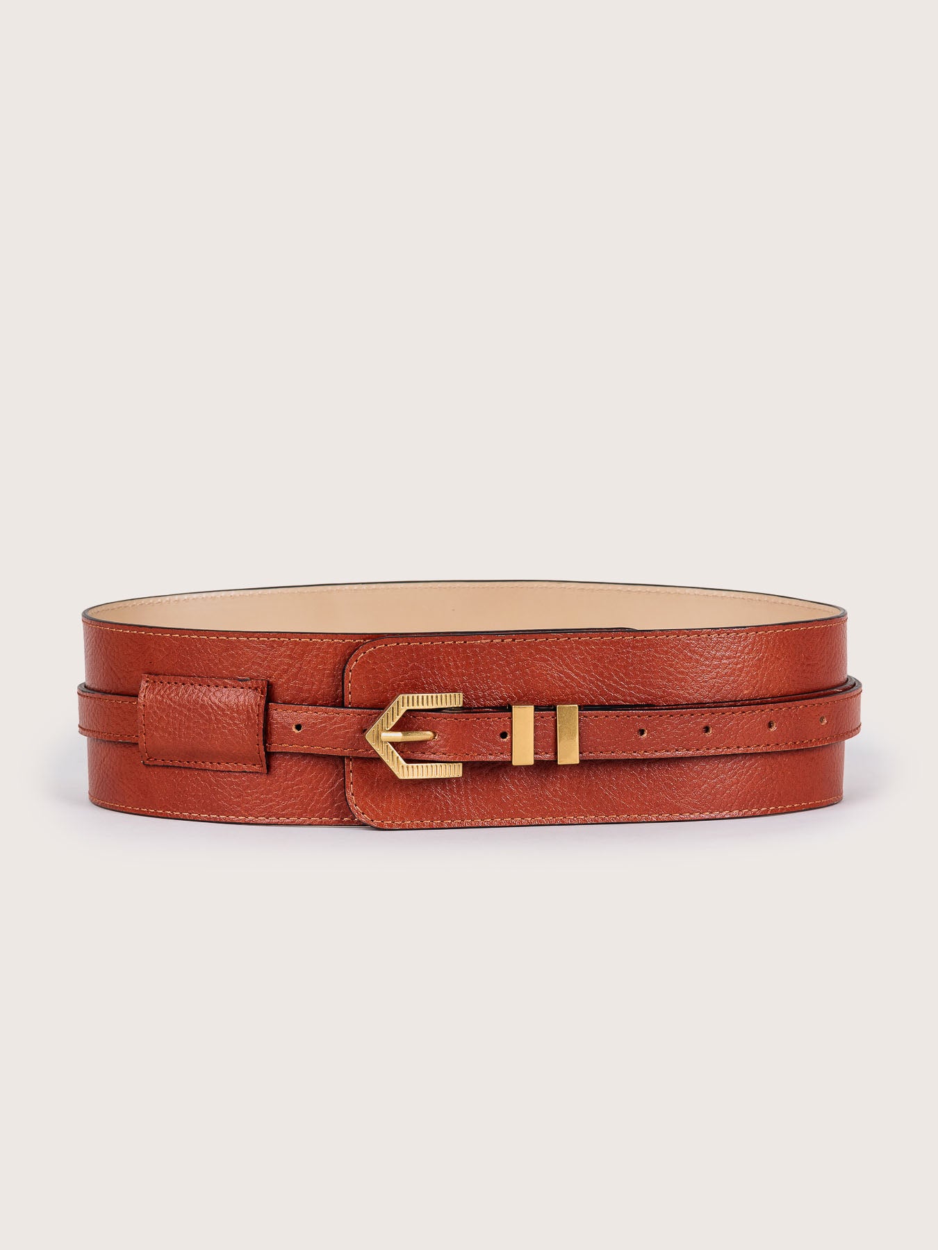 Detailed view of the Louna Duo premium leather belt by Mauska. Crafted in calfskin leather, this piece reflects refined materials and precise craftsmanship. Designed in San Sebastián and meticulously made in Ubrique, Spain. Hand-painted edges and a polished buckle highlight its understated finish.