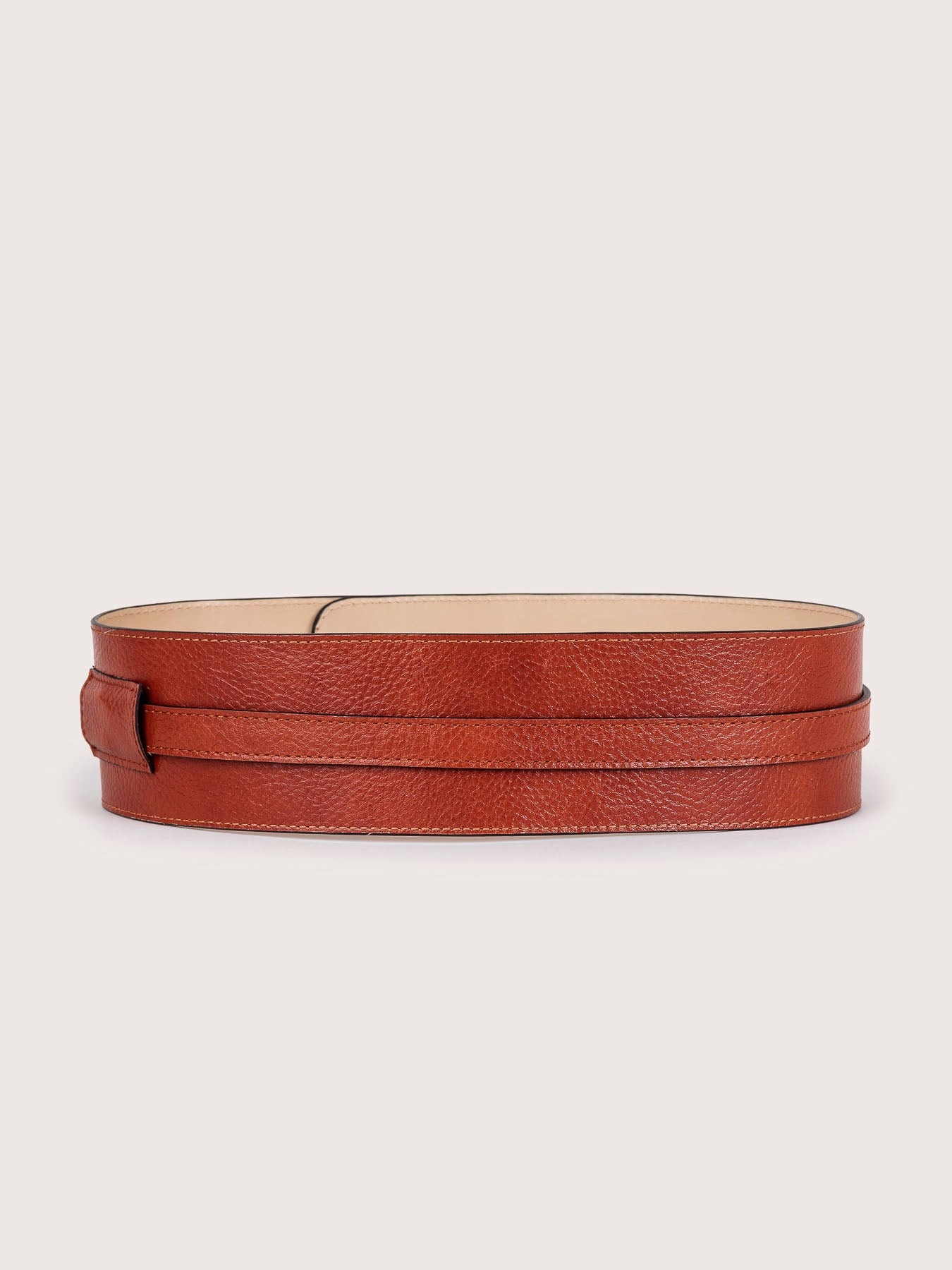 Detailed view of the Louna Duo leather belt in calfskin by Mauska. Crafted with precision, this piece reflects refined materials and a clean, understated design. Designed in San Sebastián and made in Ubrique, Spain. Hand-painted edges and a polished buckle complete its finish.