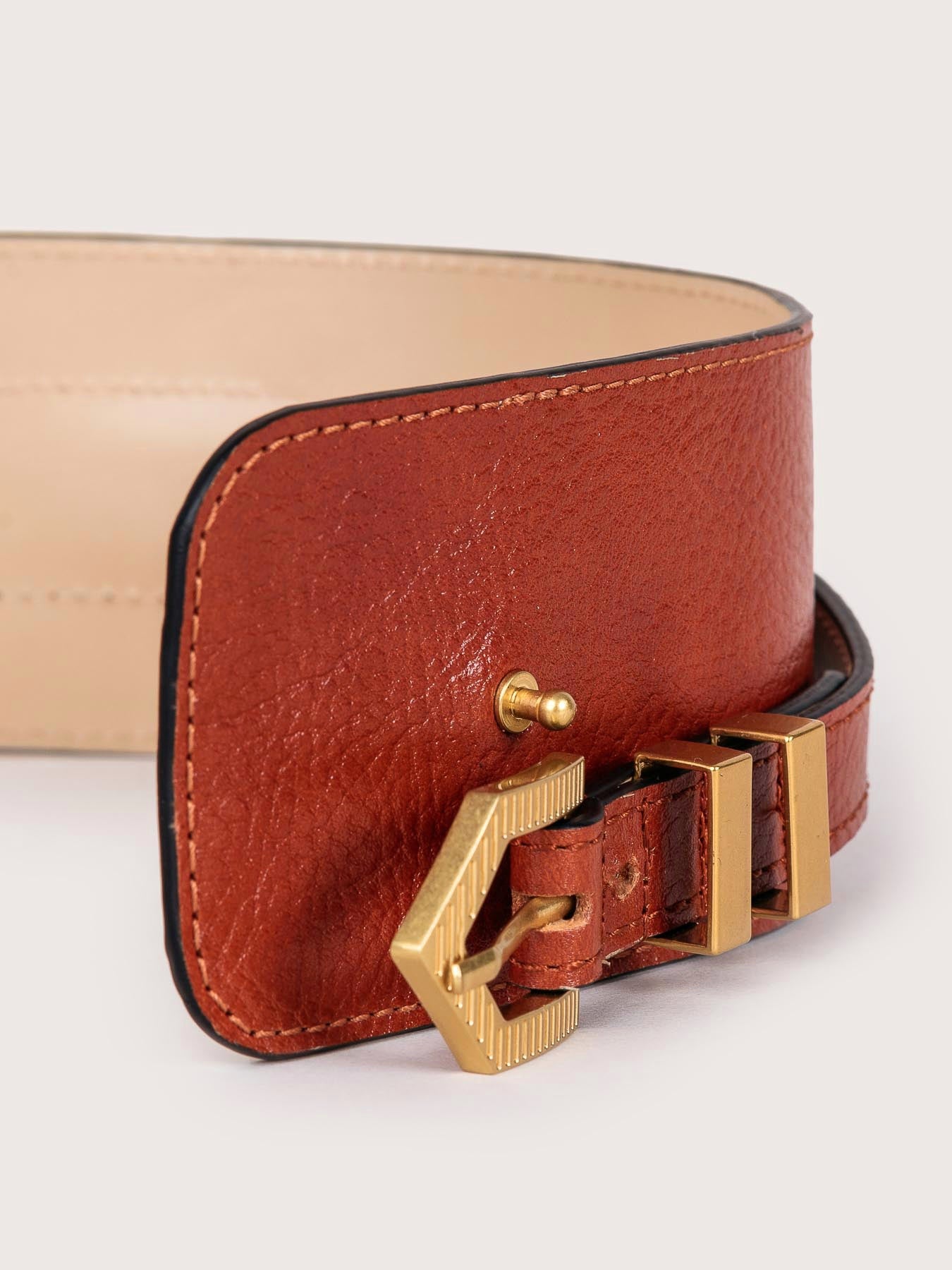 Detailed view of the Louna Duo leather belt in premium calfskin by Mauska. Defined by precise craftsmanship and refined materials, this piece is designed in San Sebastián and made in Spain. Hand-painted edges and a polished buckle complete its clean, understated finish.