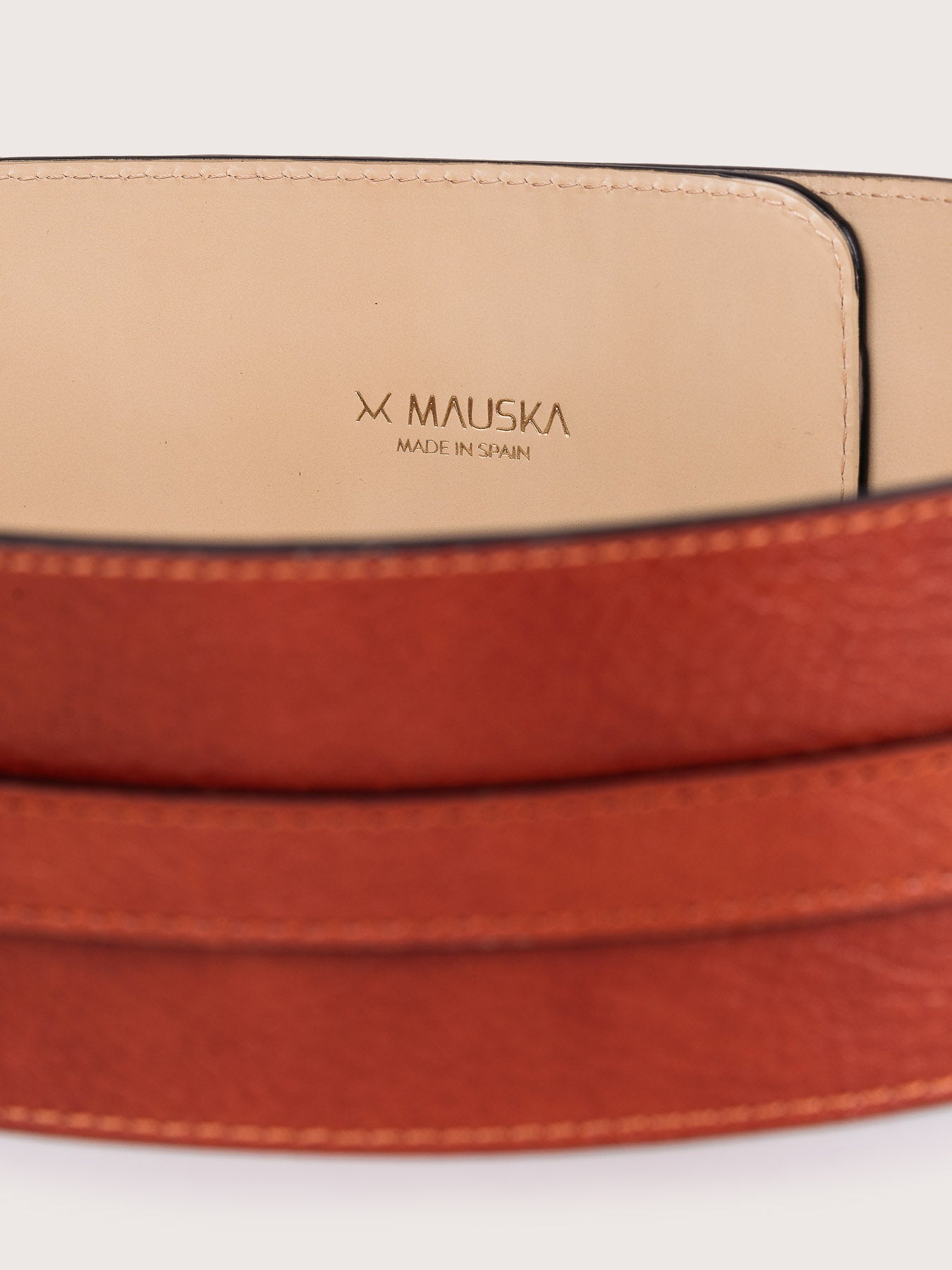 Detailed view of the Louna Duo leather belt in calfskin by Mauska. Crafted with precision, this piece reflects refined materials and a clean, understated design. Designed in San Sebastián and made in Spain. Hand-painted edges and a polished buckle define its finish.