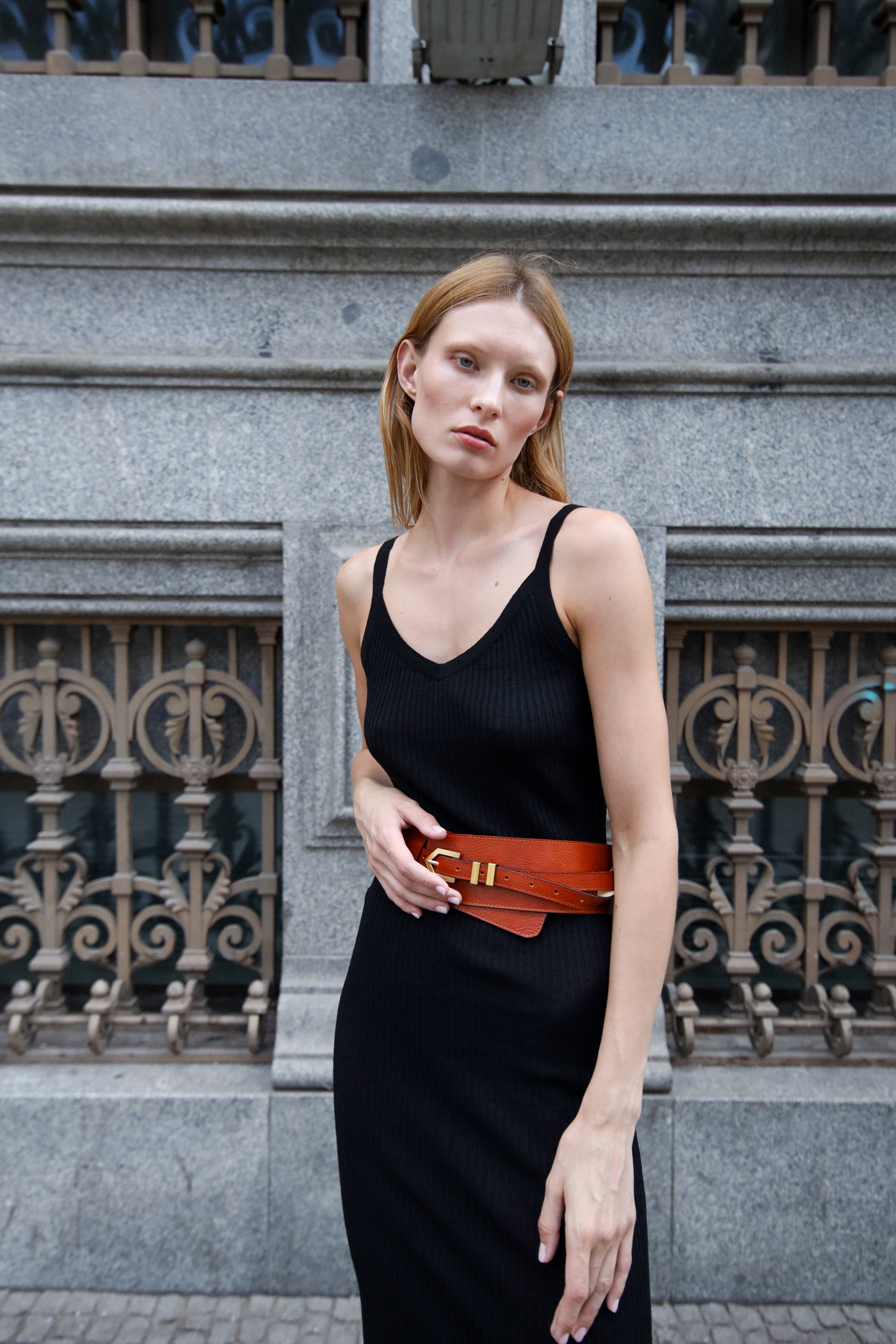 Detailed view of the Louna Duo premium leather belt by Mauska. Crafted in calfskin leather, this piece reflects refined materials and precise craftsmanship. Designed in San Sebastián and made in Ubrique, Spain. Hand-painted edges and a polished buckle complete its understated finish.