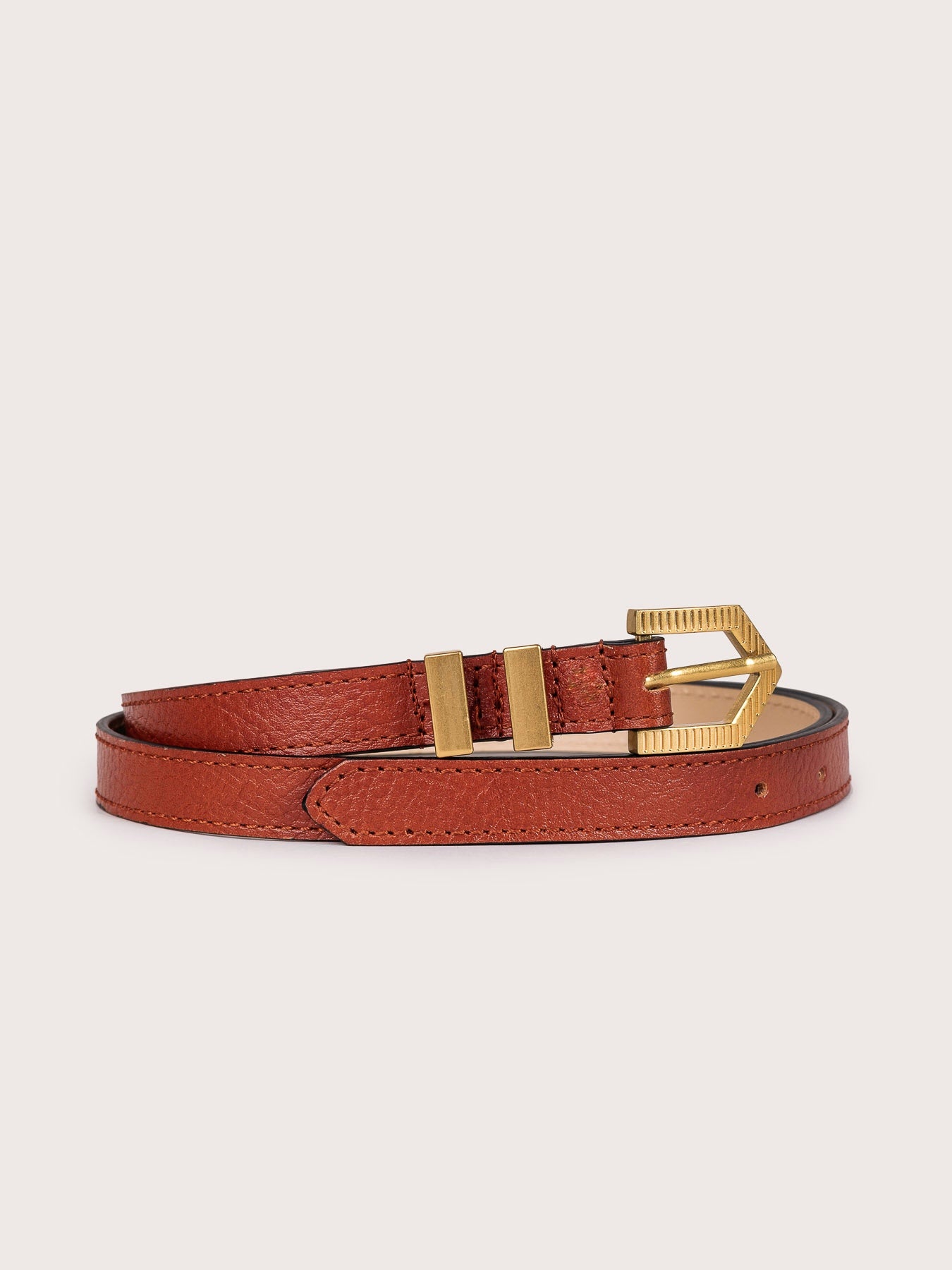 Detailed view of the Louna calfskin leather belt by Mauska. Crafted with precision, this piece reflects refined materials and a clean, understated design. Designed in San Sebastián and made in Ubrique, Spain. Hand-painted edges and a polished buckle complete its finish.