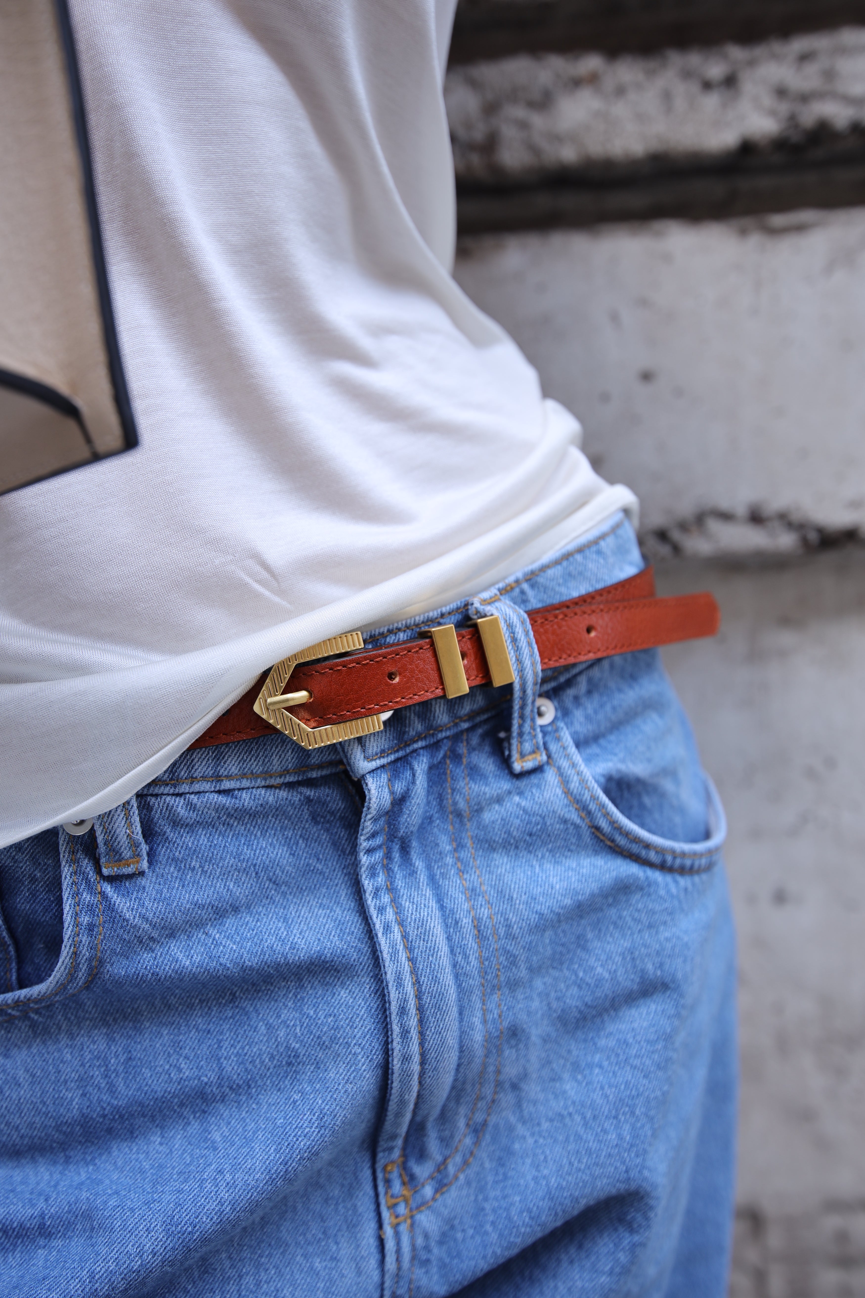 Detailed view of the Louna calfskin leather belt by Mauska. Crafted with precision, this piece reflects refined materials and a clean, understated design. Designed in San Sebastián and made in Spain. Hand-painted edges and a polished buckle complete its finish.