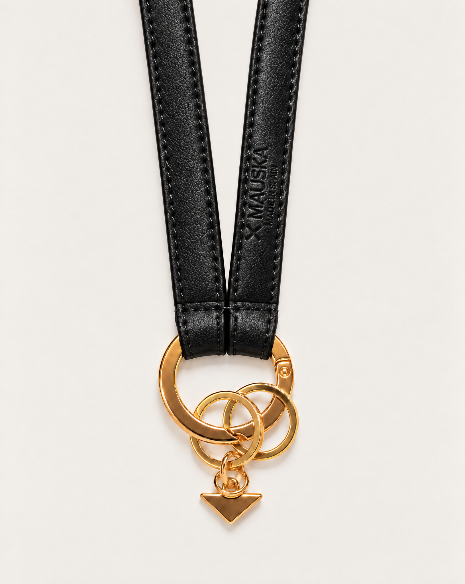 Back detail of MAUSKA ARO black leather key holder showing embossed MAUSKA Made in Spain logo, stitching and gold-tone hardware.