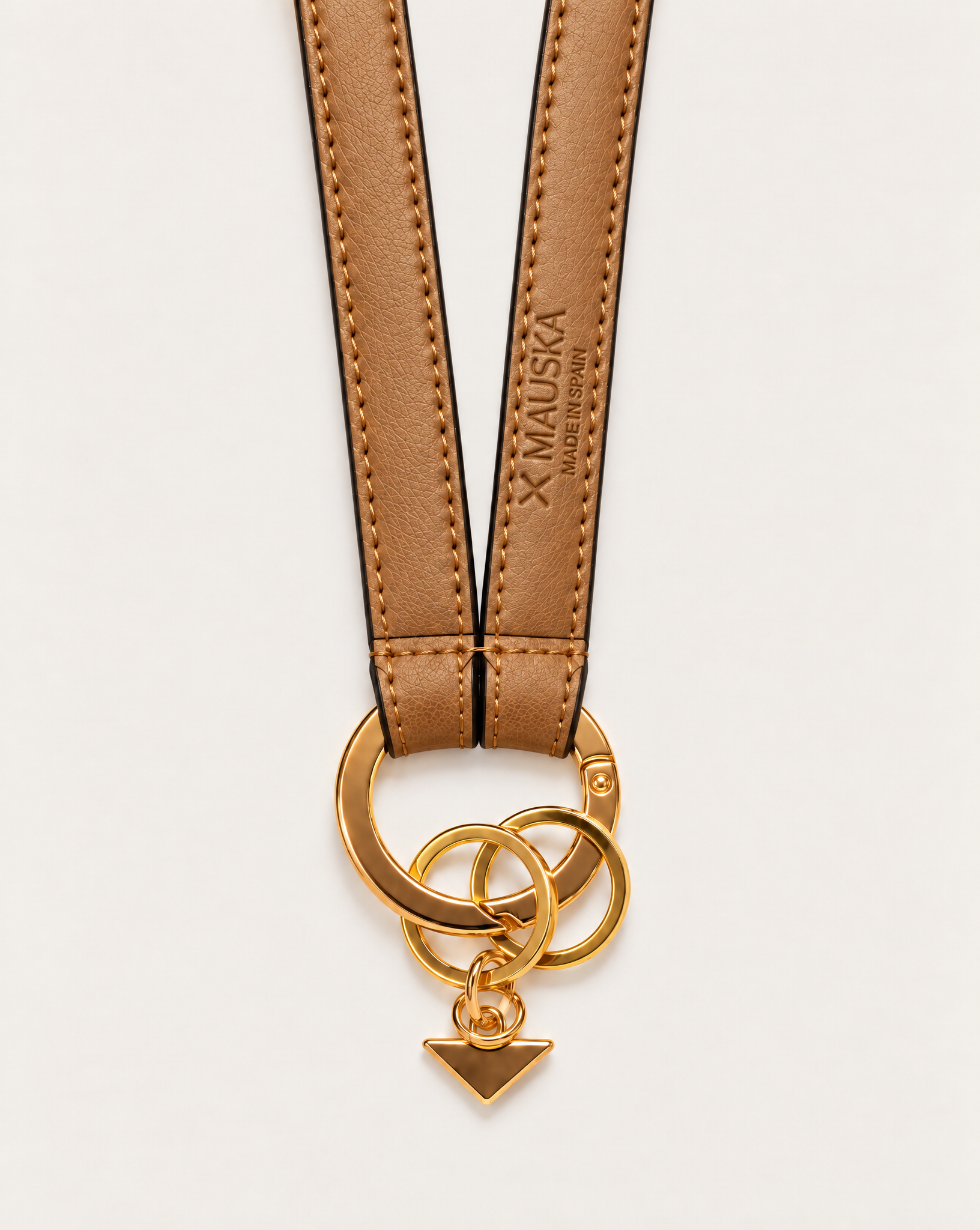 Texto alternativo: Back detail of MAUSKA ARO natural leather key holder showing embossed MAUSKA Made in Spain logo, stitching and gold-tone hardware.