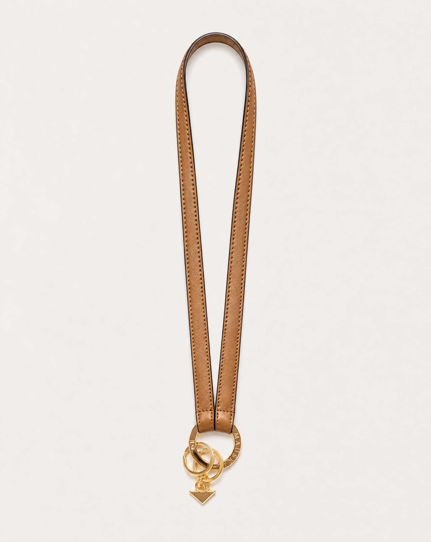 Texto alternativo: Full view of MAUSKA ARO natural vegetable-tanned leather neck key holder with gold-tone circular clasp and key rings.
