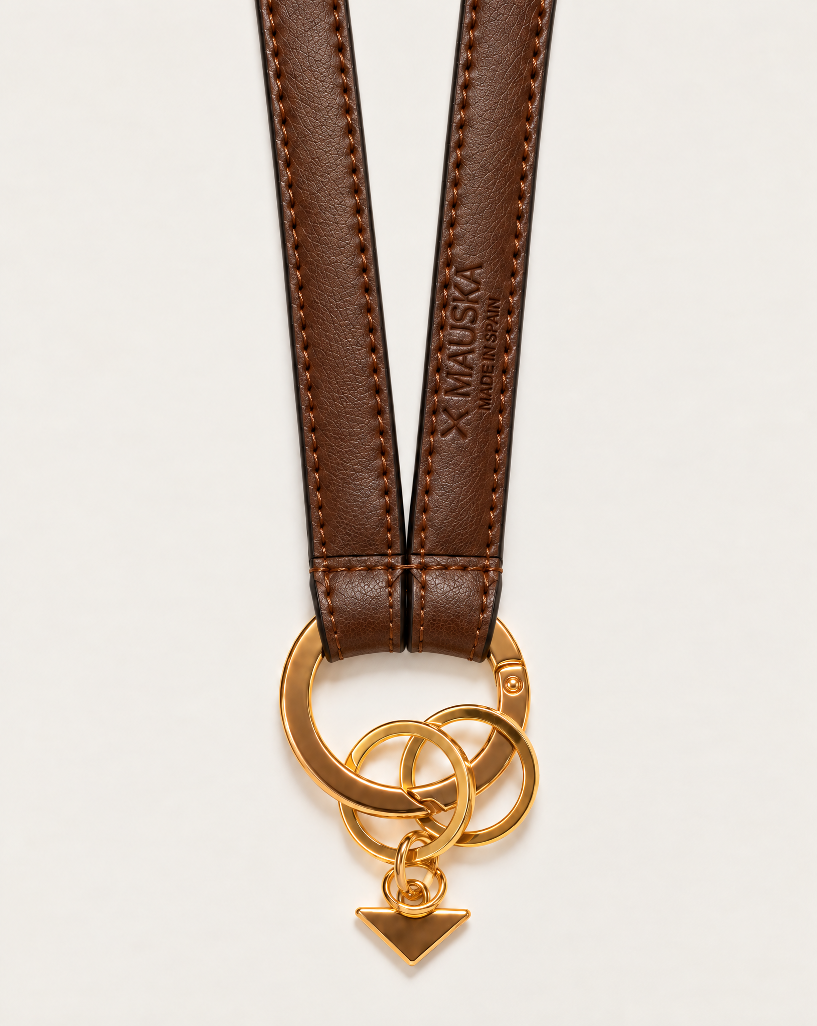 Back detail of MAUSKA ARO tobacco leather key holder showing embossed MAUSKA Made in Spain logo, stitching and gold-tone hardware.