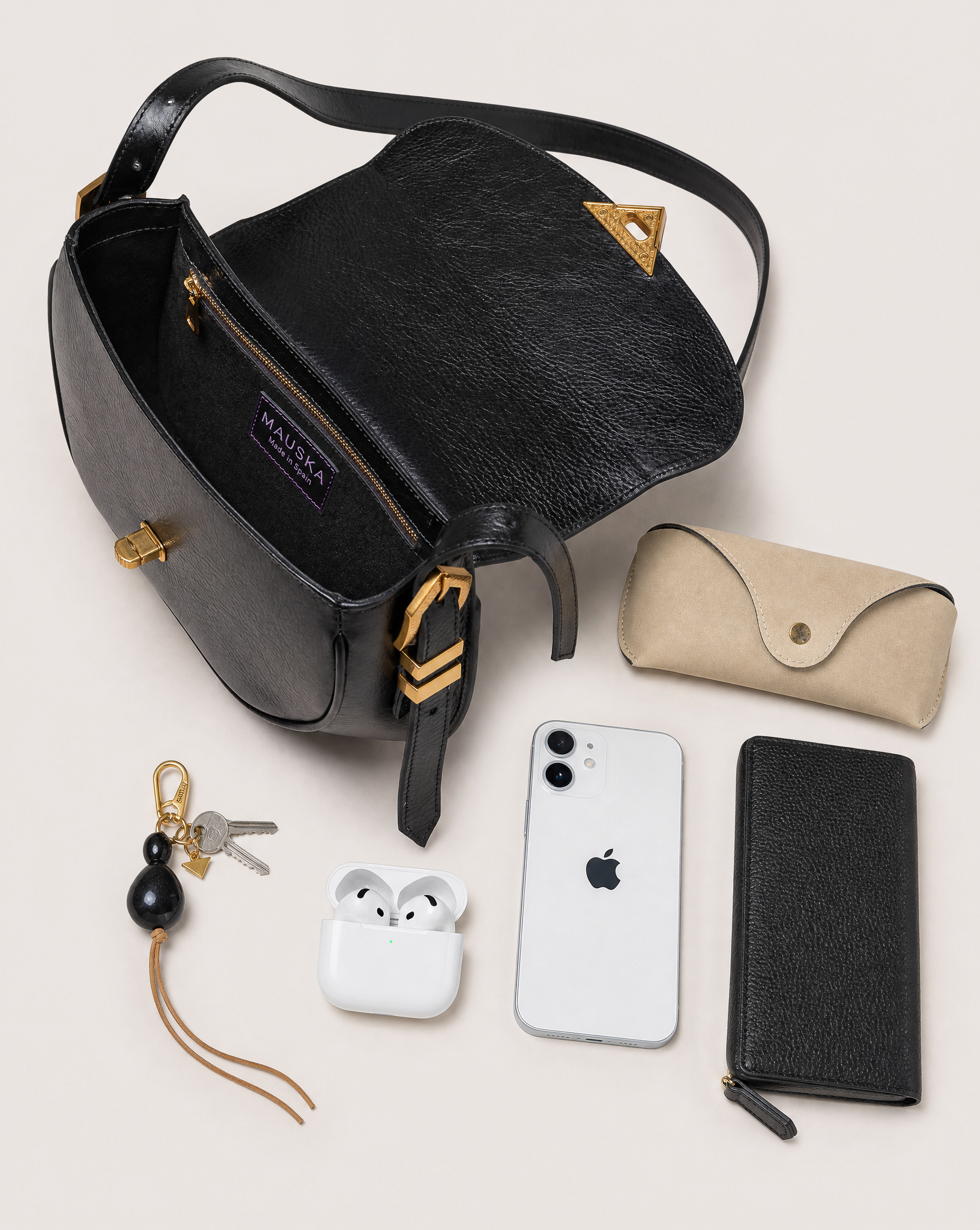 Interior view of the Castañuela bag in black suede leather by Mauska. Designed in San Sebastián and handcrafted in Ubrique, Spain. Defined by texture and contemporary design.

