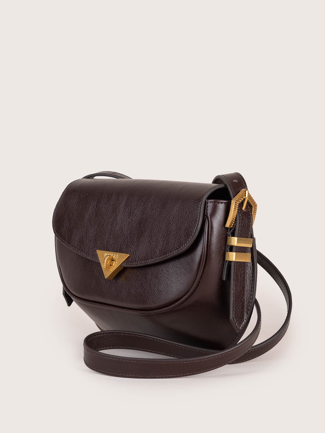 Side view of the Castañuela bag in chocolate brown suede leather by Mauska. Designed in San Sebastián and handcrafted in Ubrique, Spain. Defined by texture and contemporary design.