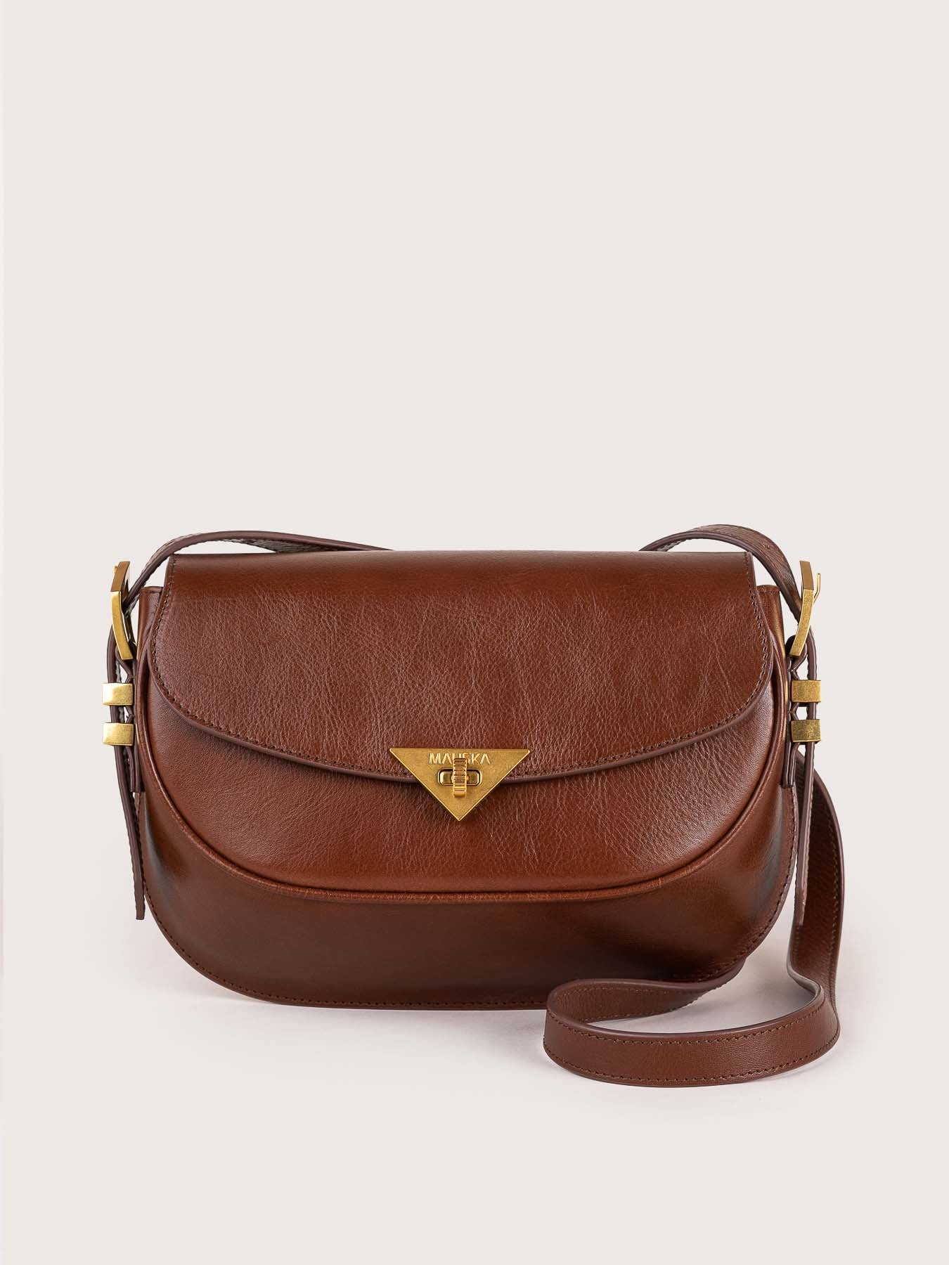 Front view of the Castañuela bag in hazelnut suede leather by Mauska. Designed in San Sebastián and handcrafted in Ubrique, Spain. Defined by texture and contemporary design.