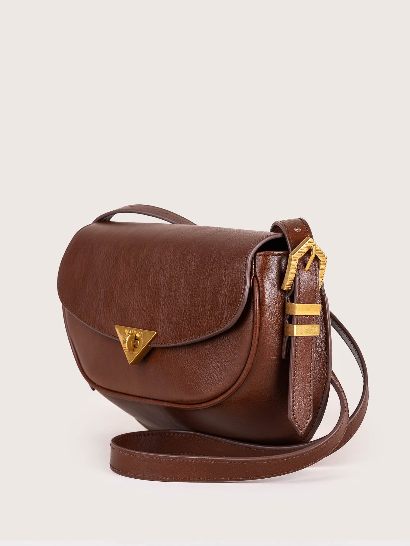 Side view of the Castañuela bag in hazelnut suede leather by Mauska. Designed in San Sebastián and handcrafted in Ubrique, Spain. Defined by texture and contemporary design.