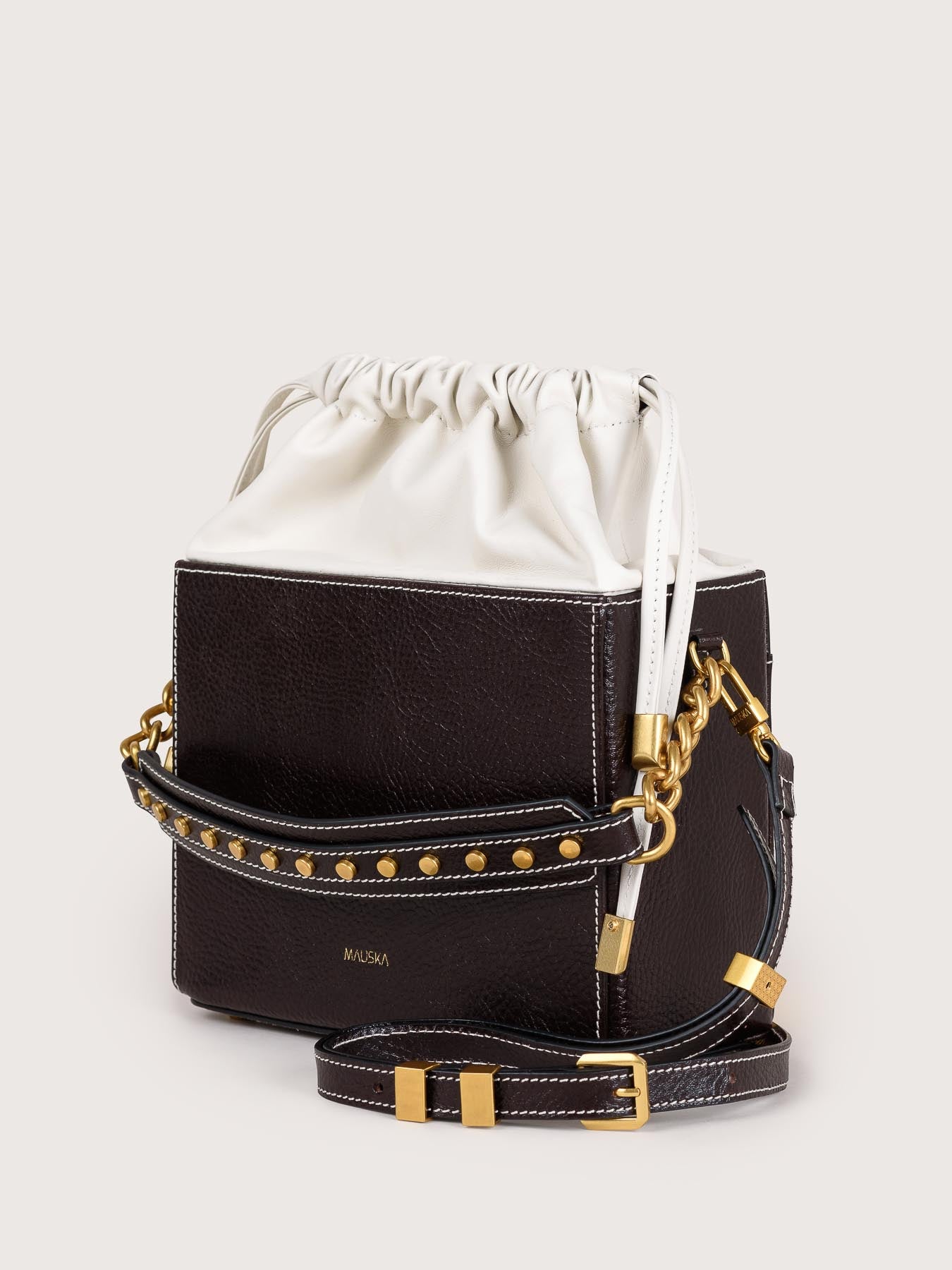 Side view of the Colombo black and white  leather bag by Mauska. A high-end leather accessory designed in San Sebastián and handcrafted in the workshops of Ubrique, Spain. 