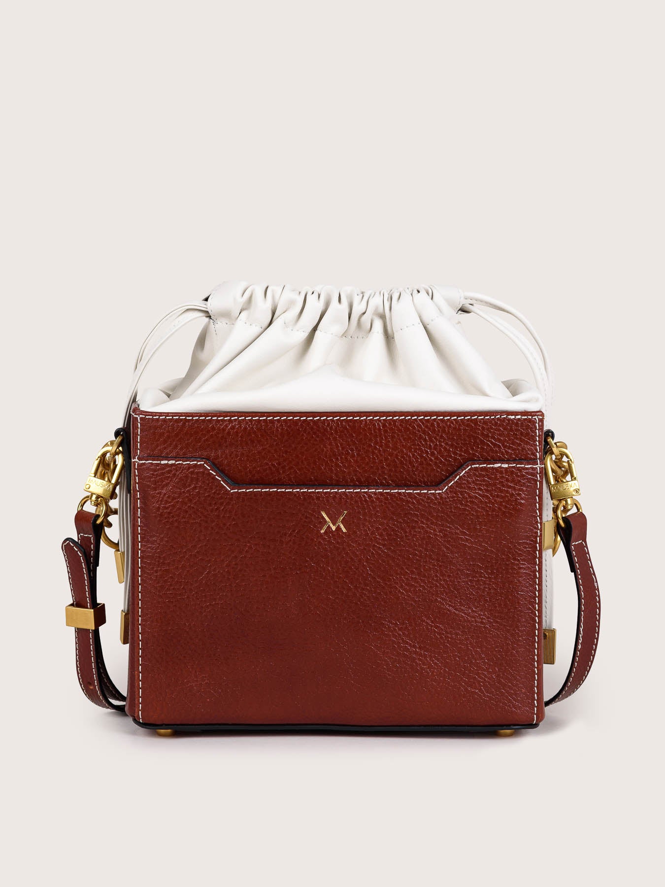 Rear view of the Colombo cognac leather bag by Mauska. A high-end leather accessory designed in San Sebastián and handcrafted in the workshops of Ubrique, Spain. Highlights the premium leather texture and contemporary designer silhouette.