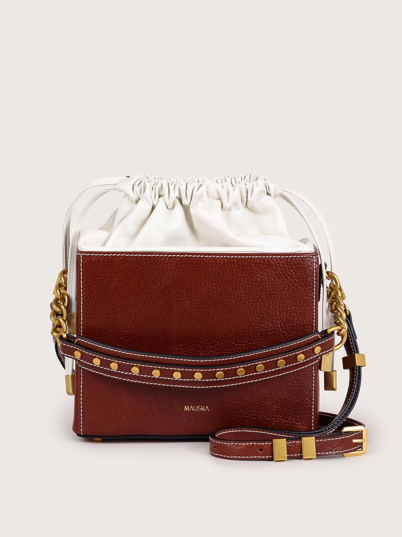 Front view of the Colombo cognac leather bag by Mauska. A high-end leather accessory designed in San Sebastián and handcrafted in the workshops of Ubrique, Spain. Highlights the premium leather texture and contemporary designer silhouette.