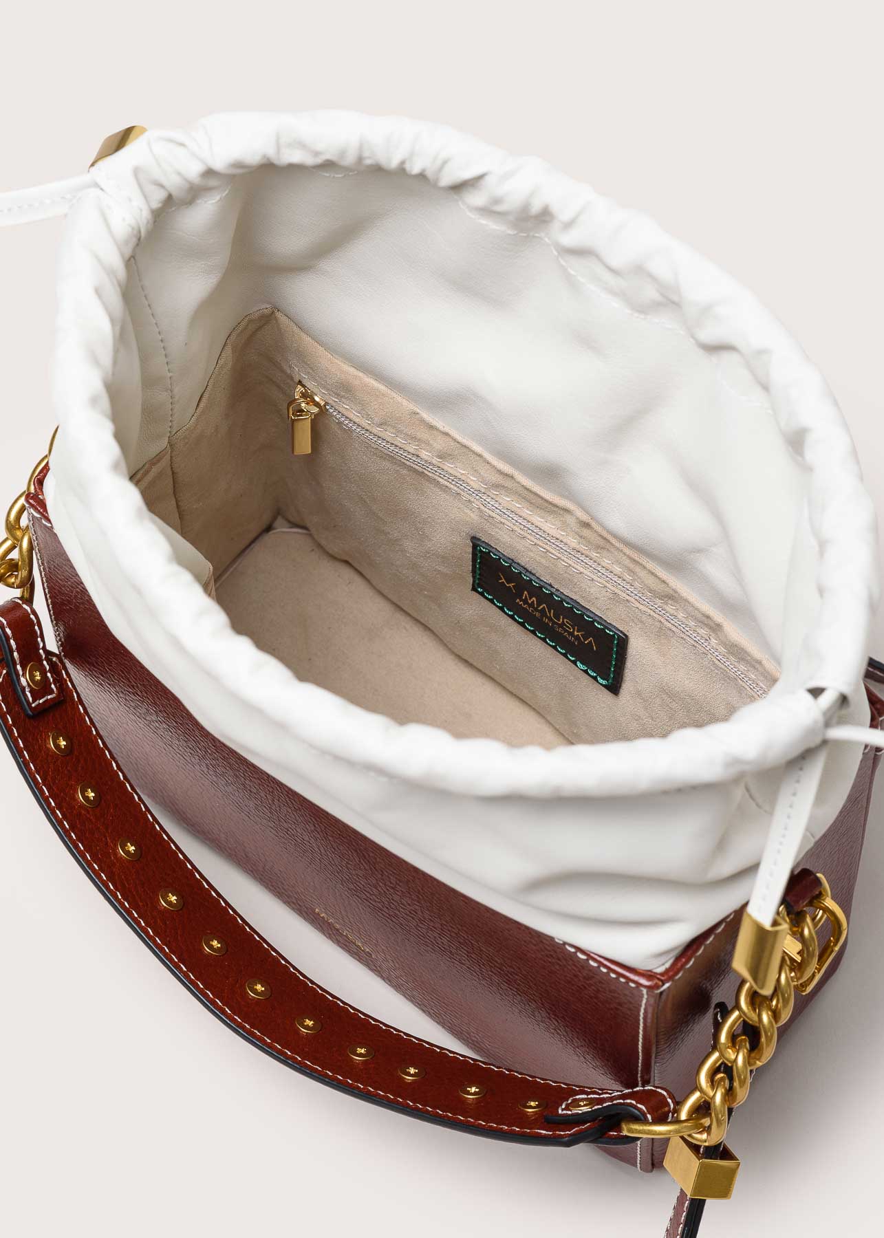 Interior view of the Colombo cognac leather bag by Mauska. A high-end leather accessory designed in San Sebastián and handcrafted in the workshops of Ubrique, Spain. Highlights the premium leather texture and contemporary designer silhouette.
