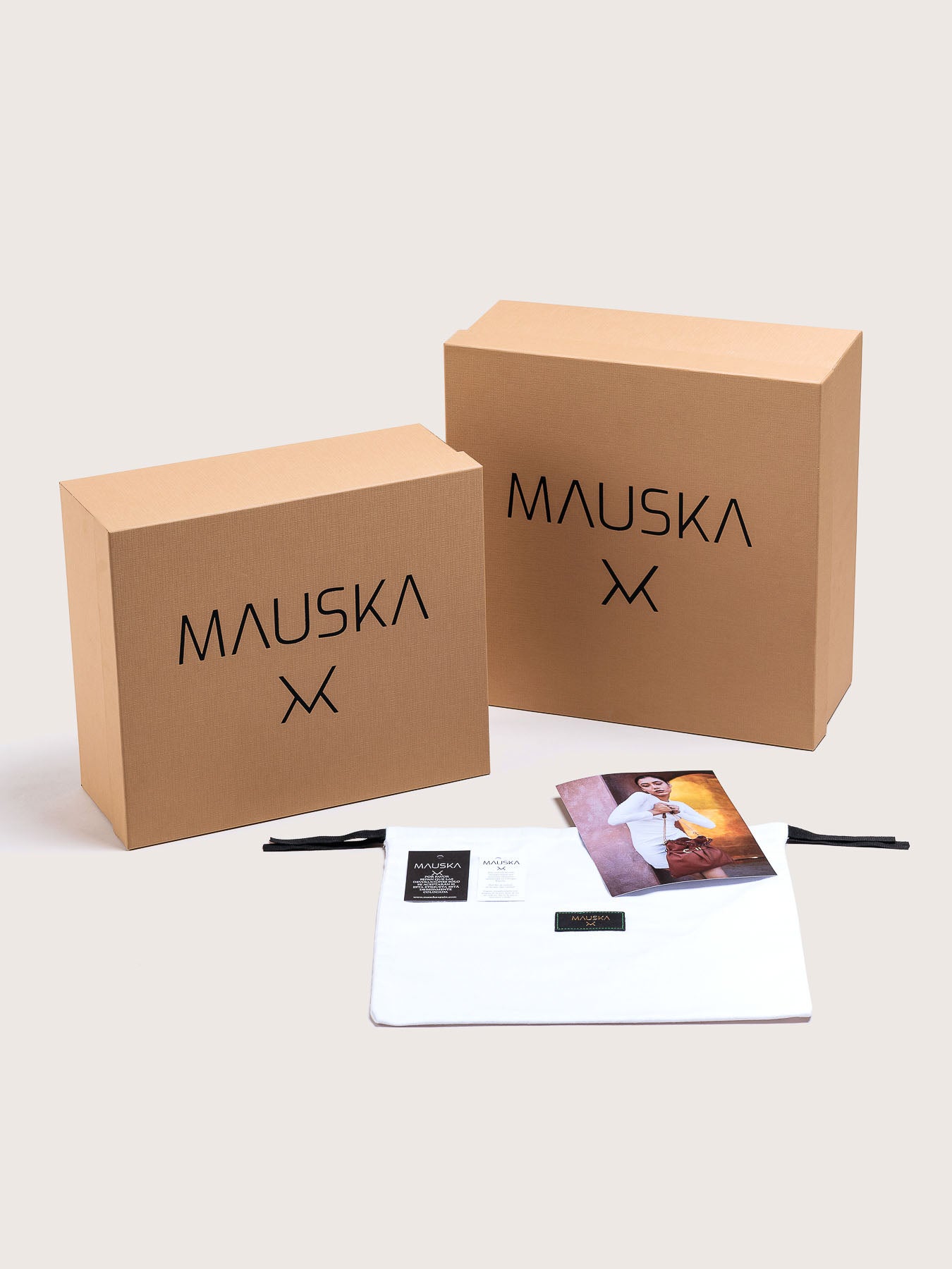 Mauska unboxing experience with luxury packaging, including a handcrafted rigid box and certificate of origin from Ubrique, Spain. Premium presentation for leather bags designed in San Sebastián, ideal for high-end gifting and collectors of Spanish leather goods.