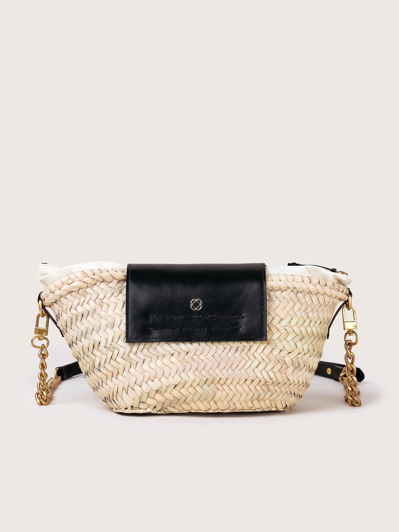 Rear view of the Majorelle studded basket bag in black leather by Mauska. Designed in San Sebastián and handcrafted in Ubrique, Spain. Defined by texture and contemporary design.