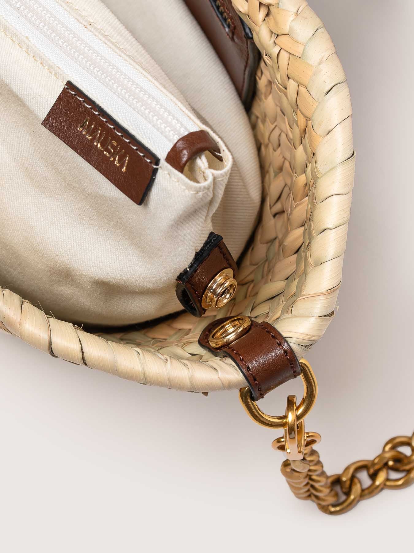 Interior view of the Majorelle basket bag in hazelnut leather with handle by Mauska. Designed in San Sebastián and handcrafted in Ubrique, Spain. Highlighting refined texture and contemporary design.