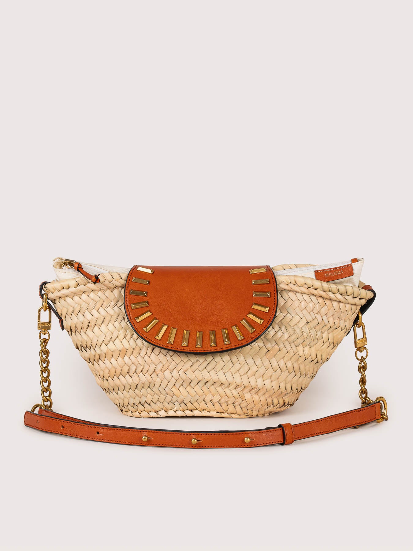 Front view of the Majorelle studded basket bag in honey leather by Mauska. Designed in San Sebastián and handcrafted in Ubrique, Spain. Defined by texture and contemporary design.