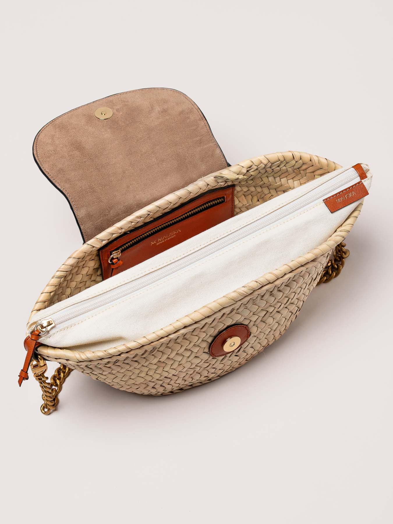 Interior view of the Majorelle studded basket bag in honey leather by Mauska. Designed in San Sebastián and handcrafted in Ubrique, Spain. Showcasing its refined texture and contemporary design.