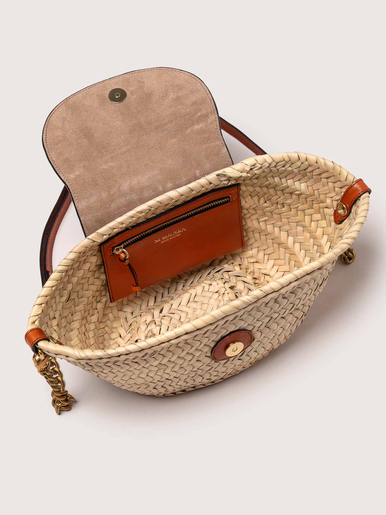 Interior view of the Majorelle studded basket bag in honey leather by Mauska. Designed in San Sebastián and handcrafted in Ubrique, Spain. Defined by its refined texture and contemporary design.
