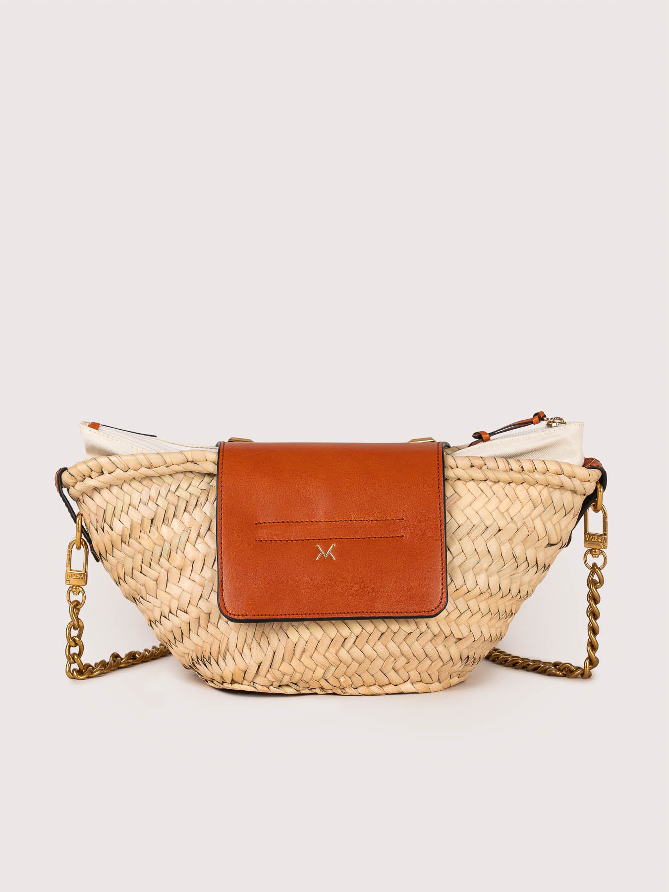 Rear view of the Majorelle studded basket bag in honey leather by Mauska. Designed in San Sebastián and handcrafted in Ubrique, Spain. Defined by texture and contemporary design.