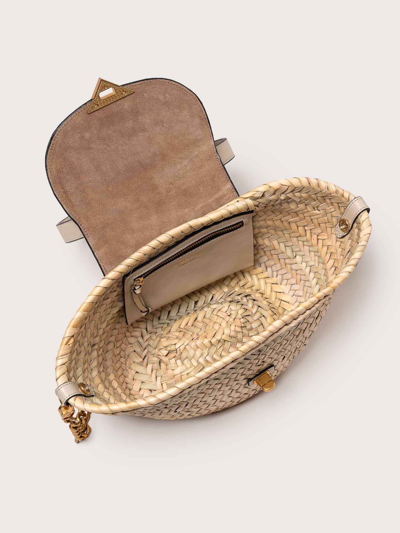 Interior view of the Majorelle basket bag in ivory leather with handle by Mauska. Designed in San Sebastián and handcrafted in Ubrique, Spain. Highlighting its refined texture and contemporary design.