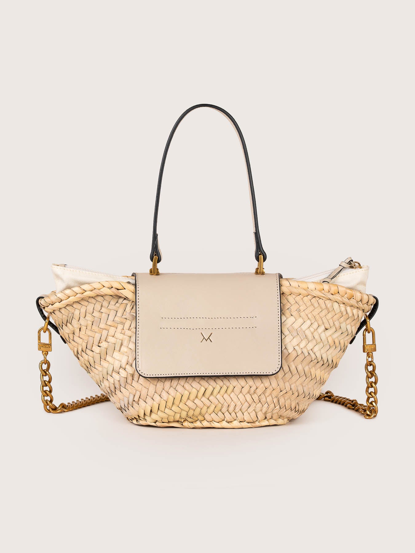 Rear view of the Majorelle basket bag in ivory leather with handle by Mauska. Designed in San Sebastián and handcrafted in Ubrique, Spain. Defined by texture and contemporary design.