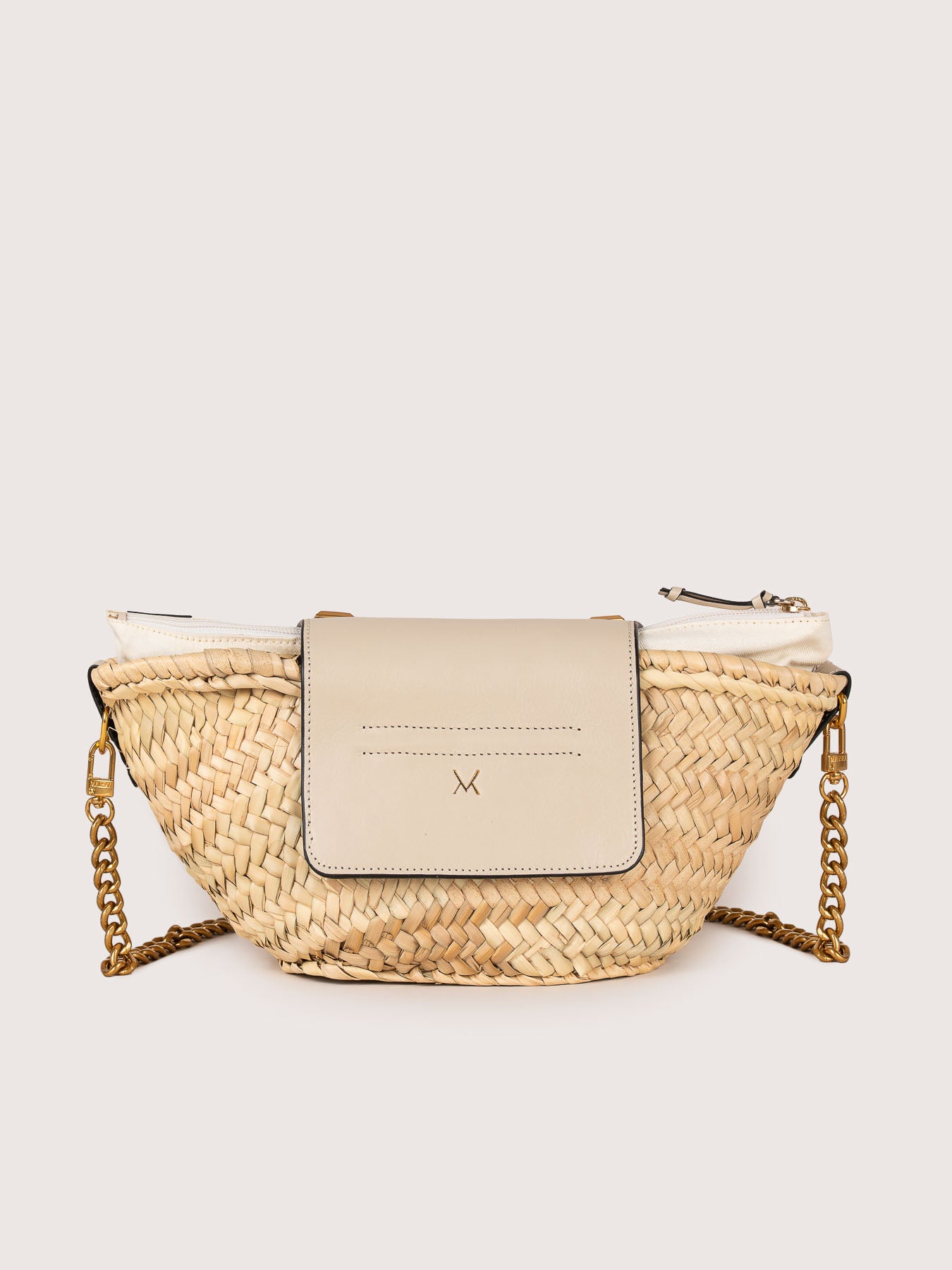 Rear view of the Majorelle studded basket bag in ivory leather by Mauska. Designed in San Sebastián and handcrafted in Ubrique, Spain. Defined by texture and contemporary design.