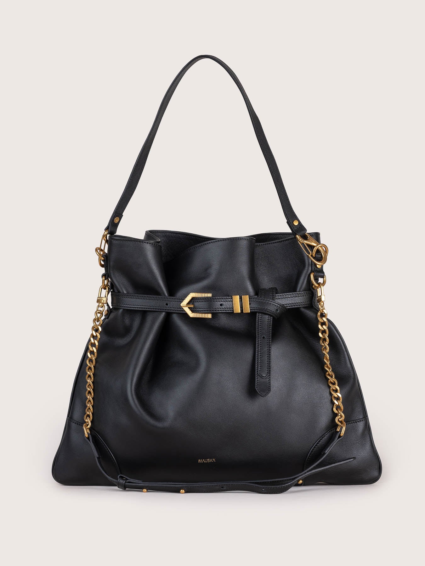 Front view of the Pereira Maxi bag in black suede leather by Mauska. Designed in San Sebastián and handcrafted in Ubrique, Spain. Defined by texture and contemporary design.