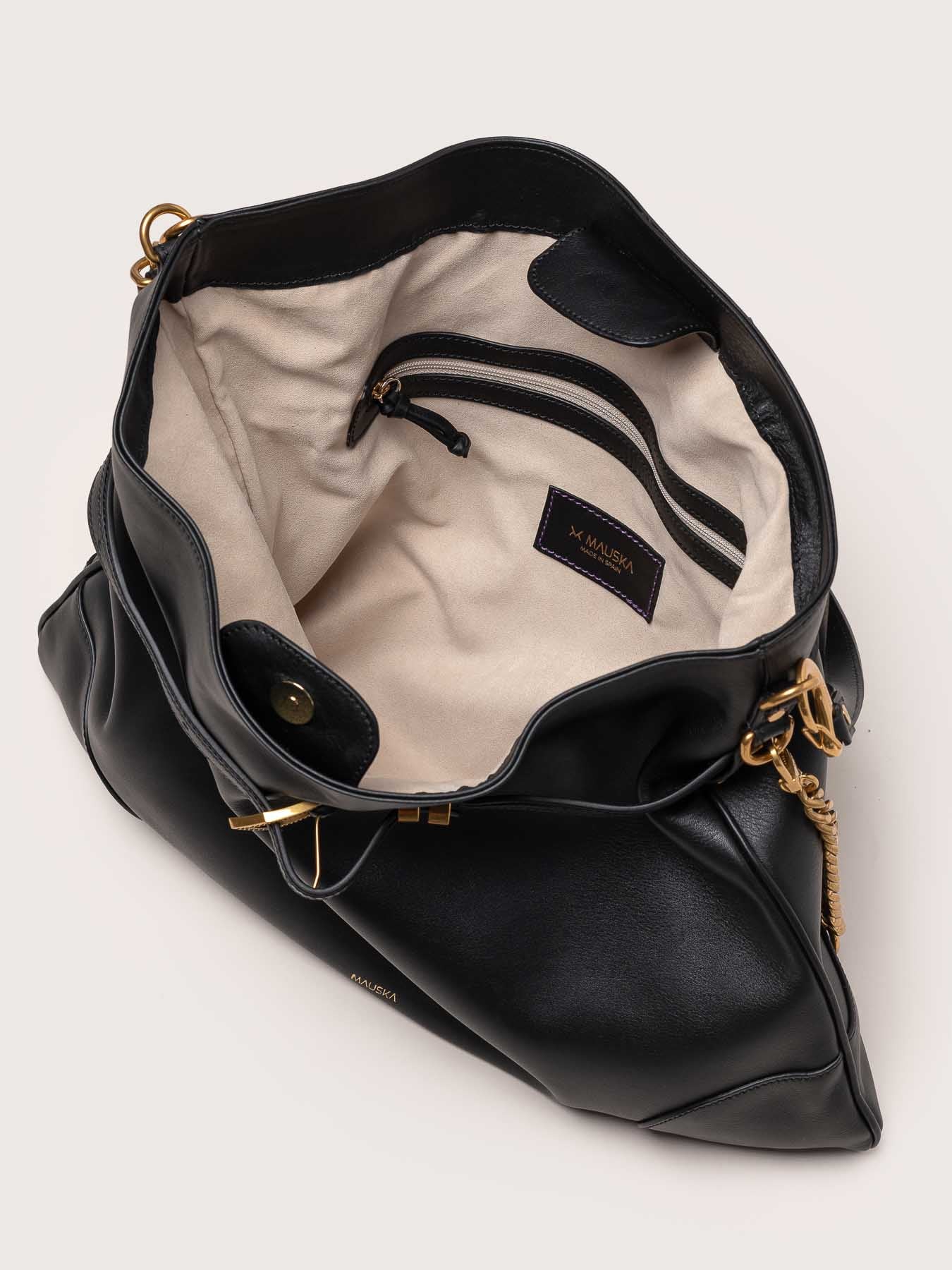 Interior view of the Pereira Maxi bag in black suede leather by Mauska. Designed in San Sebastián and handcrafted in Ubrique, Spain. Defined by texture and contemporary design.