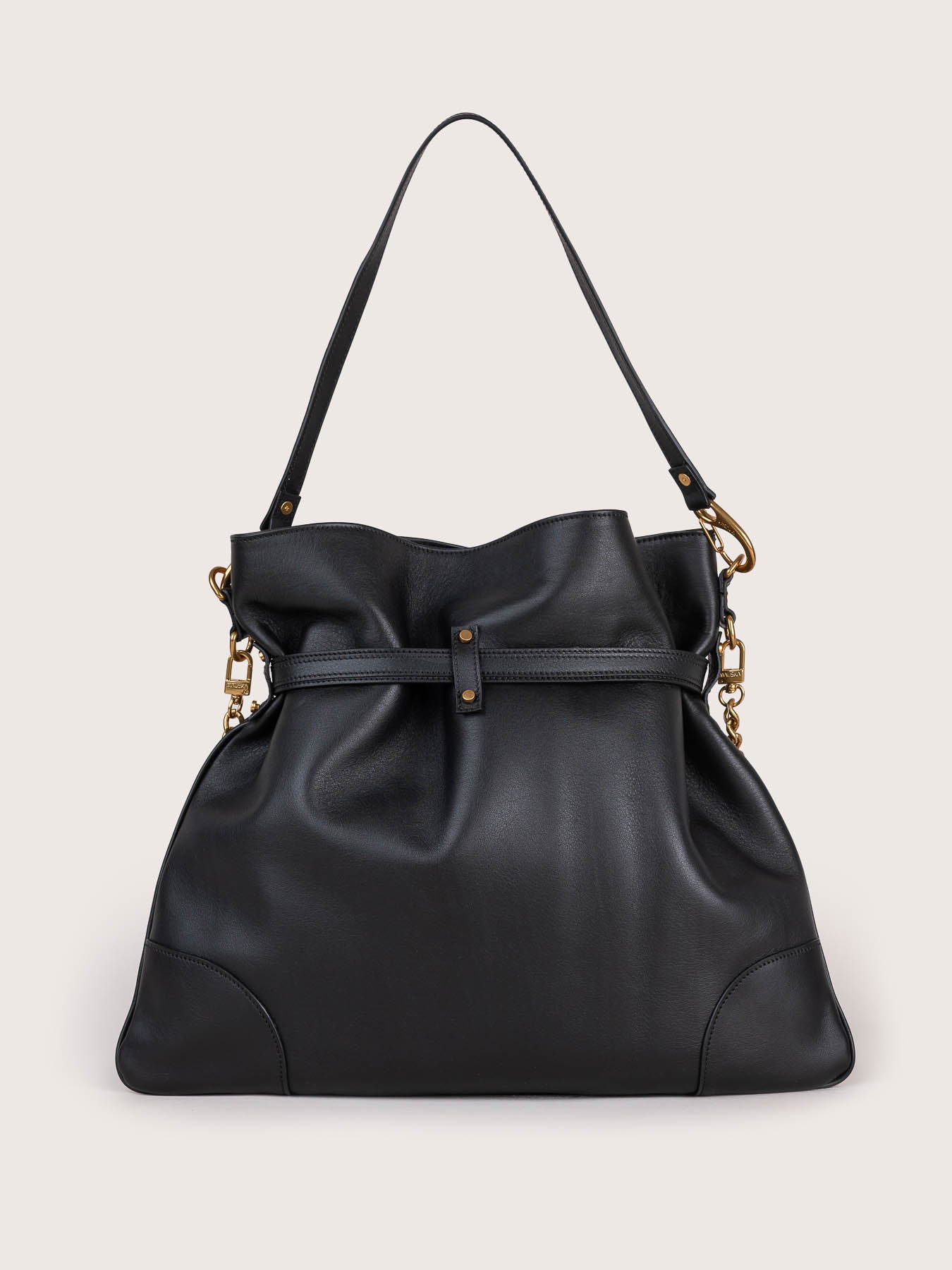 Rear view of the Pereira Maxi bag in black suede leather by Mauska. Designed in San Sebastián and handcrafted in Ubrique, Spain. Defined by texture and contemporary design.