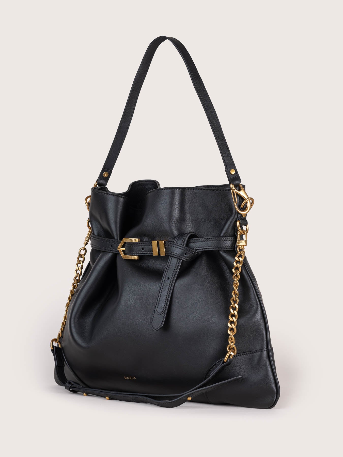 Side profile of the Pereira Maxi bag in black suede leather by Mauska. Designed in San Sebastián and handcrafted in Ubrique, Spain. Defined by texture and contemporary design.