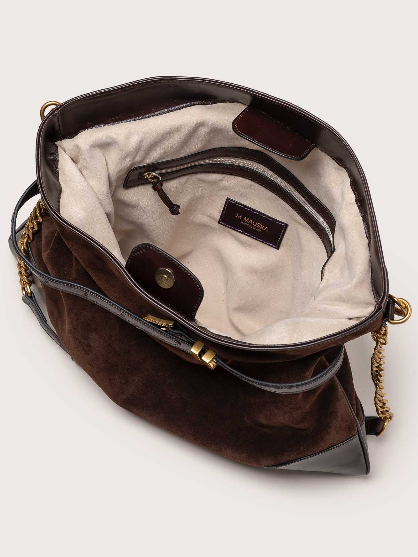 Interior view of the Pereira Maxi bag in ebony suede leather by Mauska. Designed in San Sebastián and handcrafted in Ubrique, Spain. Defined by texture and contemporary design.