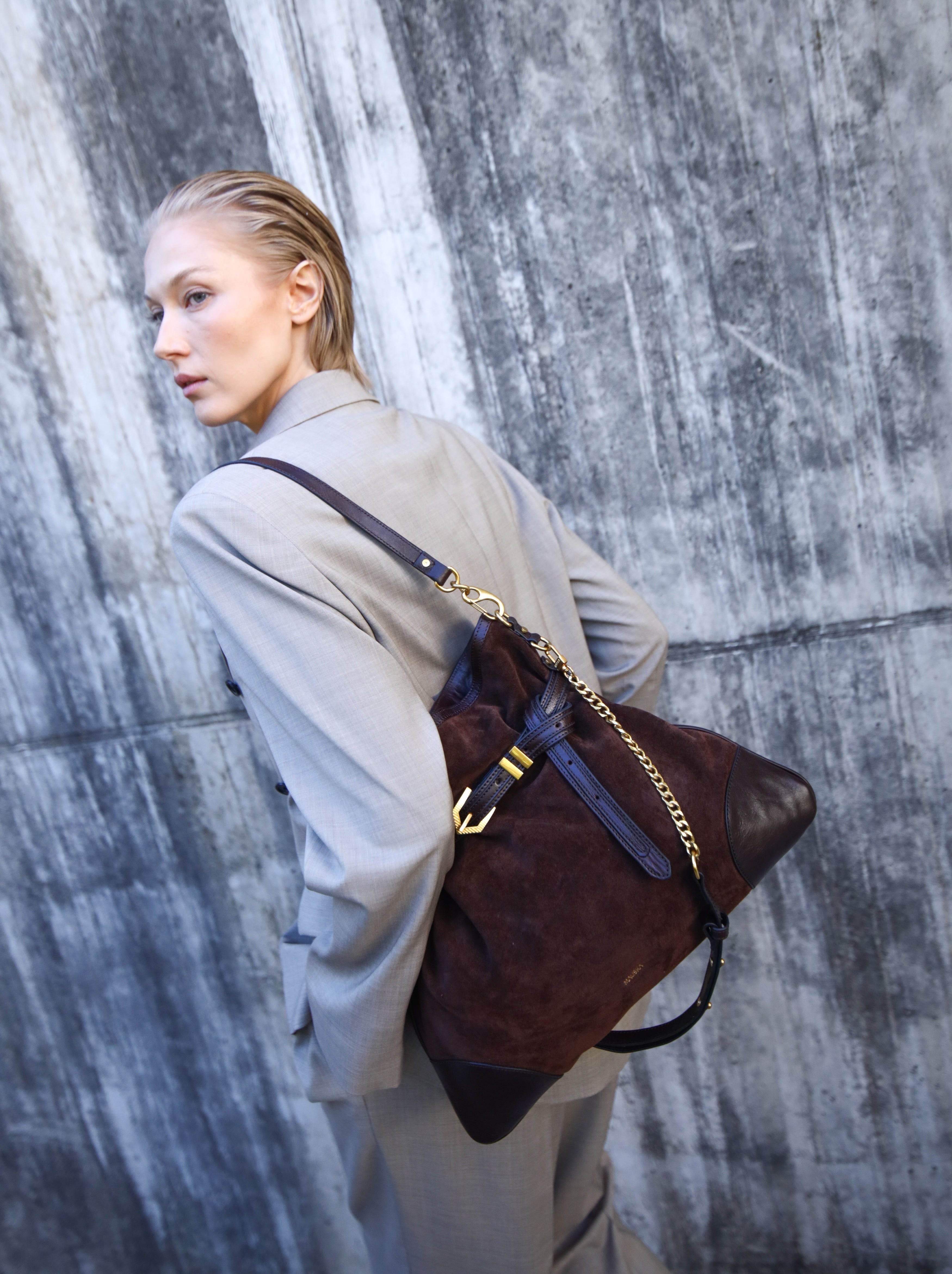 Pereira Maxi ebony suede bag worn on model by Mauska. Designed in San Sebastián and handcrafted in Ubrique, Spain. Defined by texture and contemporary design.