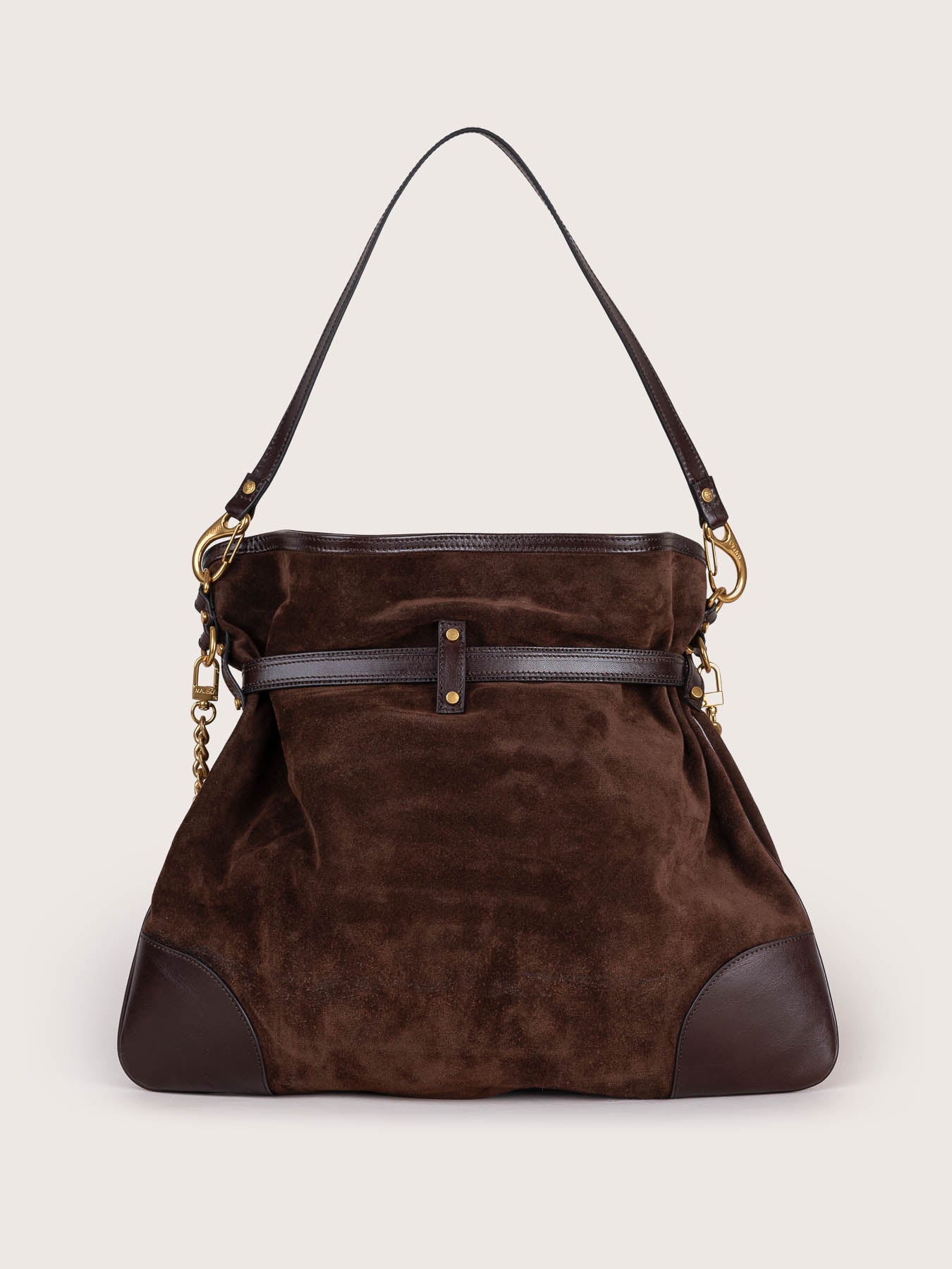 Rear view of the Pereira Maxi bag in ebony suede leather by Mauska. Designed in San Sebastián and handcrafted in Ubrique, Spain. Defined by texture and contemporary design.