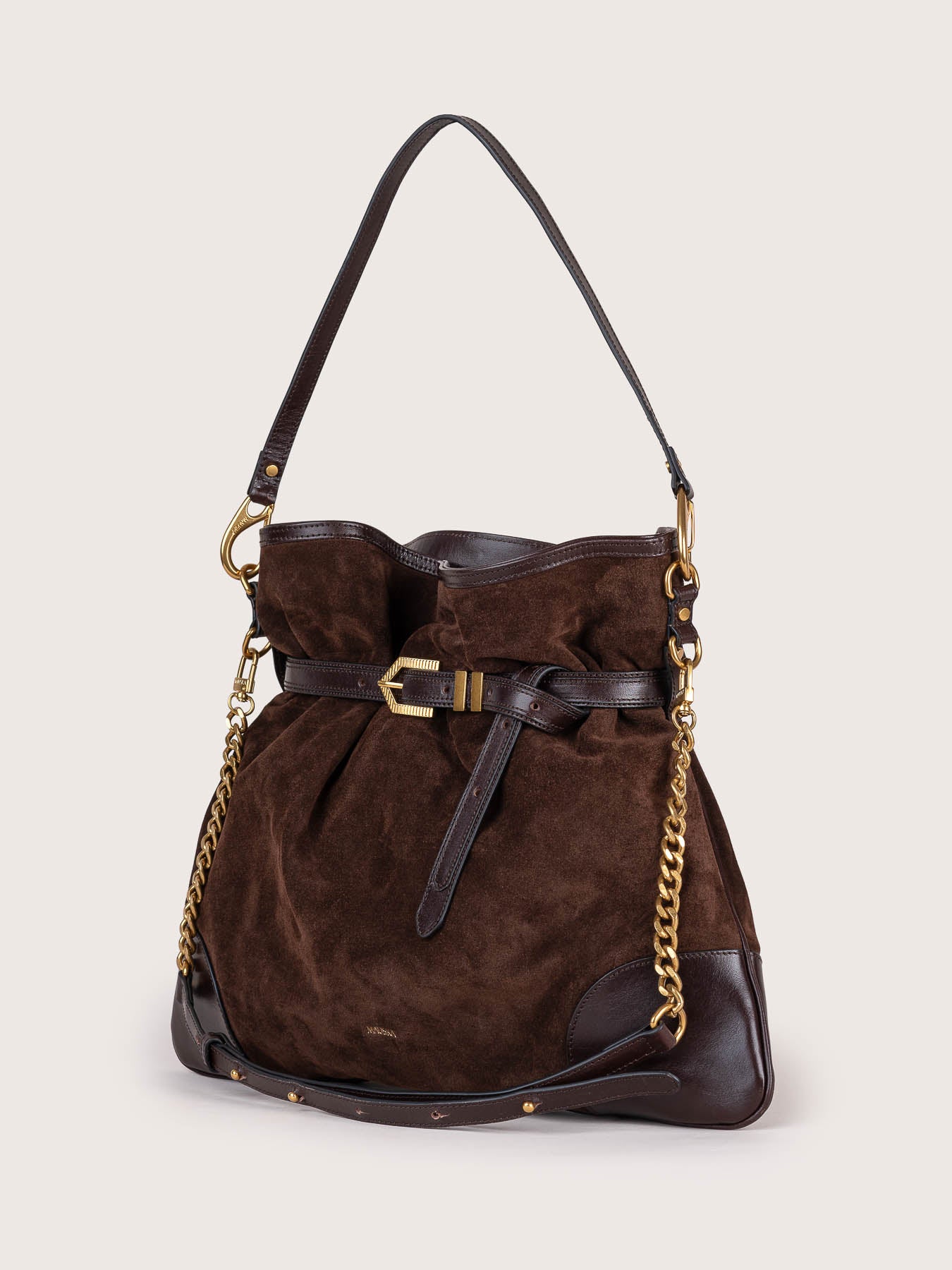 Side profile of the Pereira Maxi bag in ebony suede leather by Mauska. Designed in San Sebastián and handcrafted in Ubrique, Spain. Defined by texture and contemporary design.