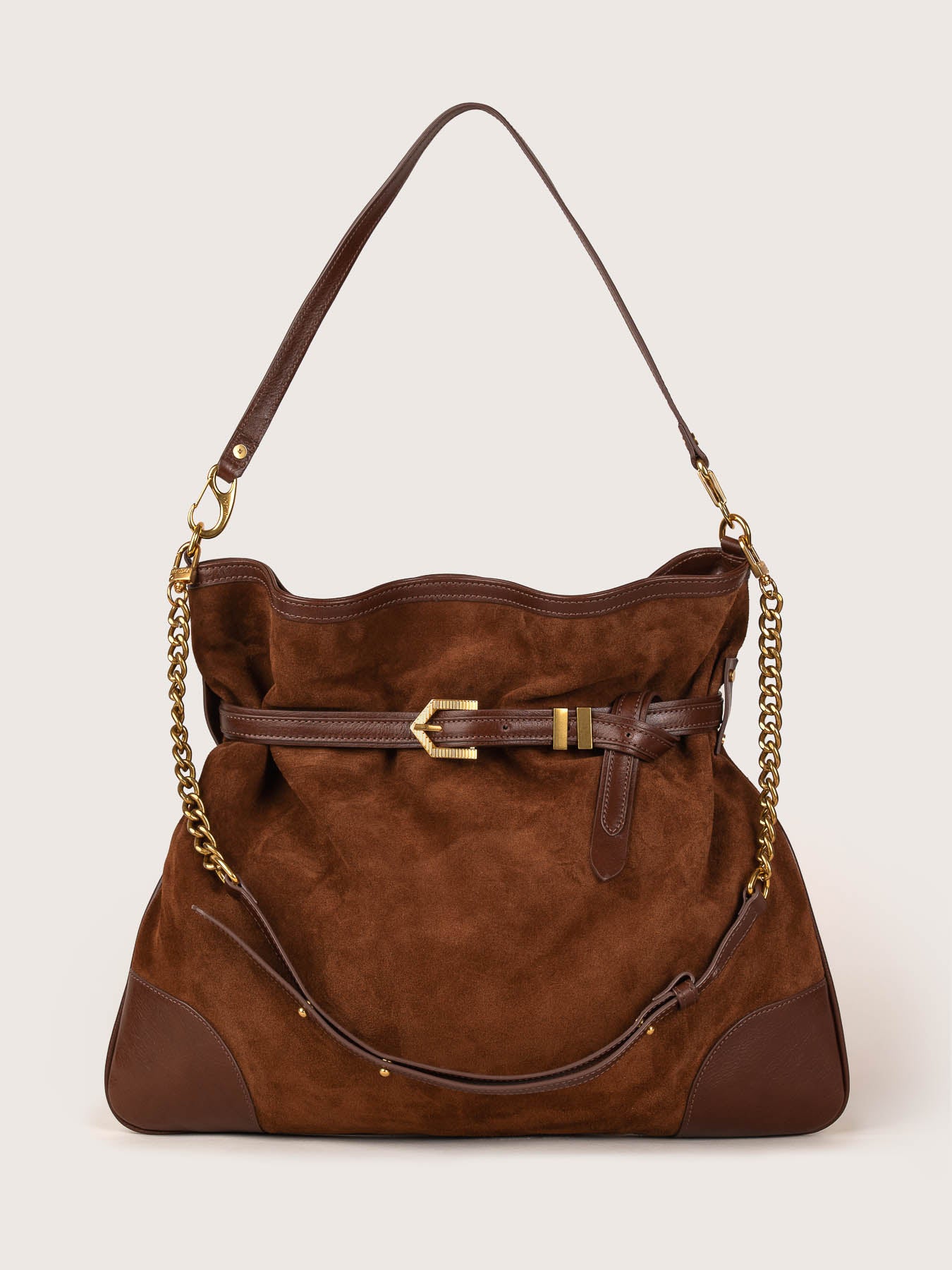 Front view of the Pereira Maxi bag in mink suede leather by Mauska. Designed in San Sebastián and handcrafted in Ubrique, Spain. Defined by texture and contemporary design.